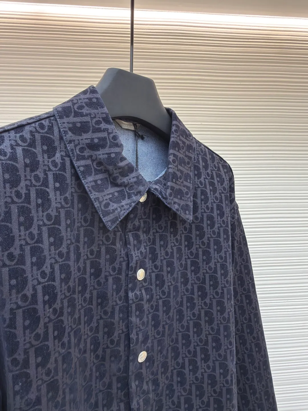 DIOR full-print lapel single-breasted shirt jacket ●Original version: purchased and developed by 12369 ●Item number: 1680733-C00 ●Fabric: cotton fabric ●Technology: printing production ●Version: fitted version ●Weight: about 675 grams ●Size: S-M-L-XL ●Description: Customized cotton fabric is used, and a special pre-treatment process ensures its comfort, stiffness and durability. The classic brand logo on the surface is accurately presented using high-precision printing and dyeing technology. The pattern is clear and regular, and the color is uniform; the cutting and sewing lines of the collar are smooth and fit the neck curve. It is comfortable to wear and can show good styling effects. The buttons are made of high-quality materials, with a high-grade texture and complement the overall style of the shirt. The buttons are firmly installed and the stitching is fine and even. The overall wiring is straight and delicate, the fabric is comfortable and soft, and the color is consistent without color difference. It can be matched with the same style to create a fashionable look and control various occasions. Customized accessories, complete with three standards, same style for men and women!