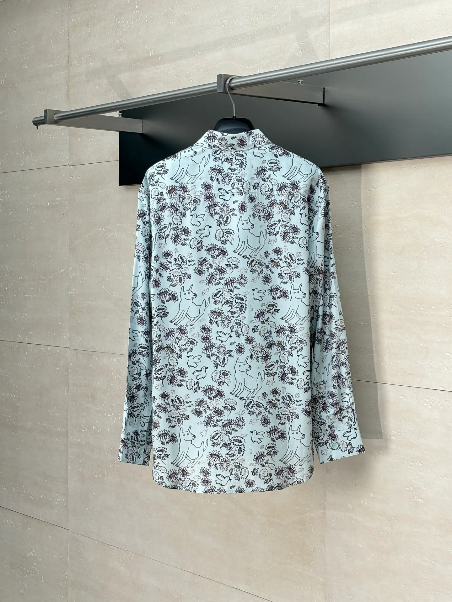 🅿️456 Dio*/Dior 25ss new animal and plant all-over mulberry silk twill flower shirt comes from the DIO AND HYLTON NEL joint series, showing the interpretation of the artist's work. Crafted from green mulberry silk twill fabric, it features a classic cut and a hidden button fastening. The style is fashionable and can be paired with other pieces from the limited series.  Size: 39-S/40-M/41-L/42-XL