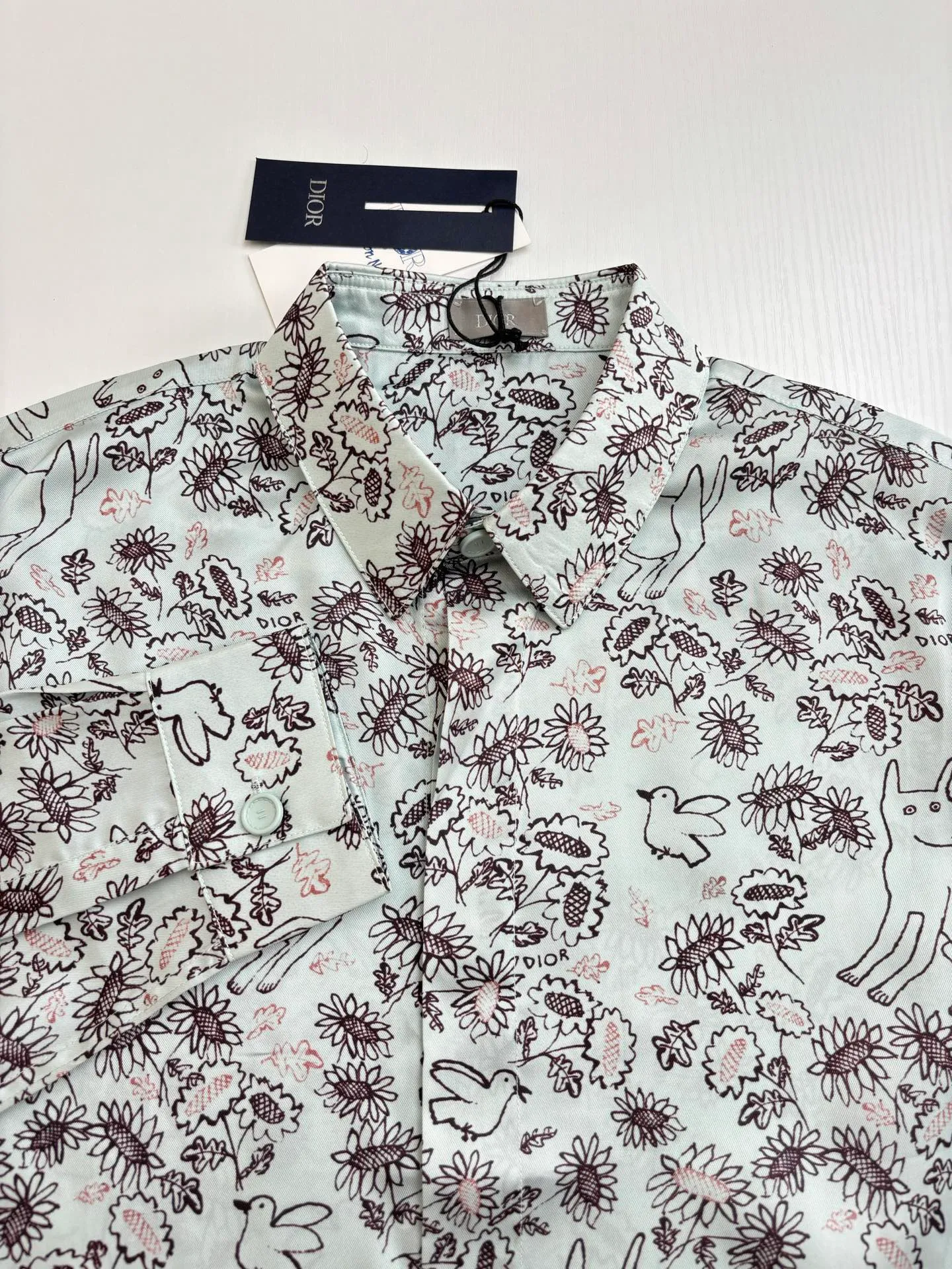 🅿️456 Dio*/Dior 25ss new animal and plant all-over mulberry silk twill flower shirt comes from the DIO AND HYLTON NEL joint series, showing the interpretation of the artist's work. Crafted from green mulberry silk twill fabric, it features a classic cut and a hidden button fastening. The style is fashionable and can be paired with other pieces from the limited series.  Size: 39-S/40-M/41-L/42-XL