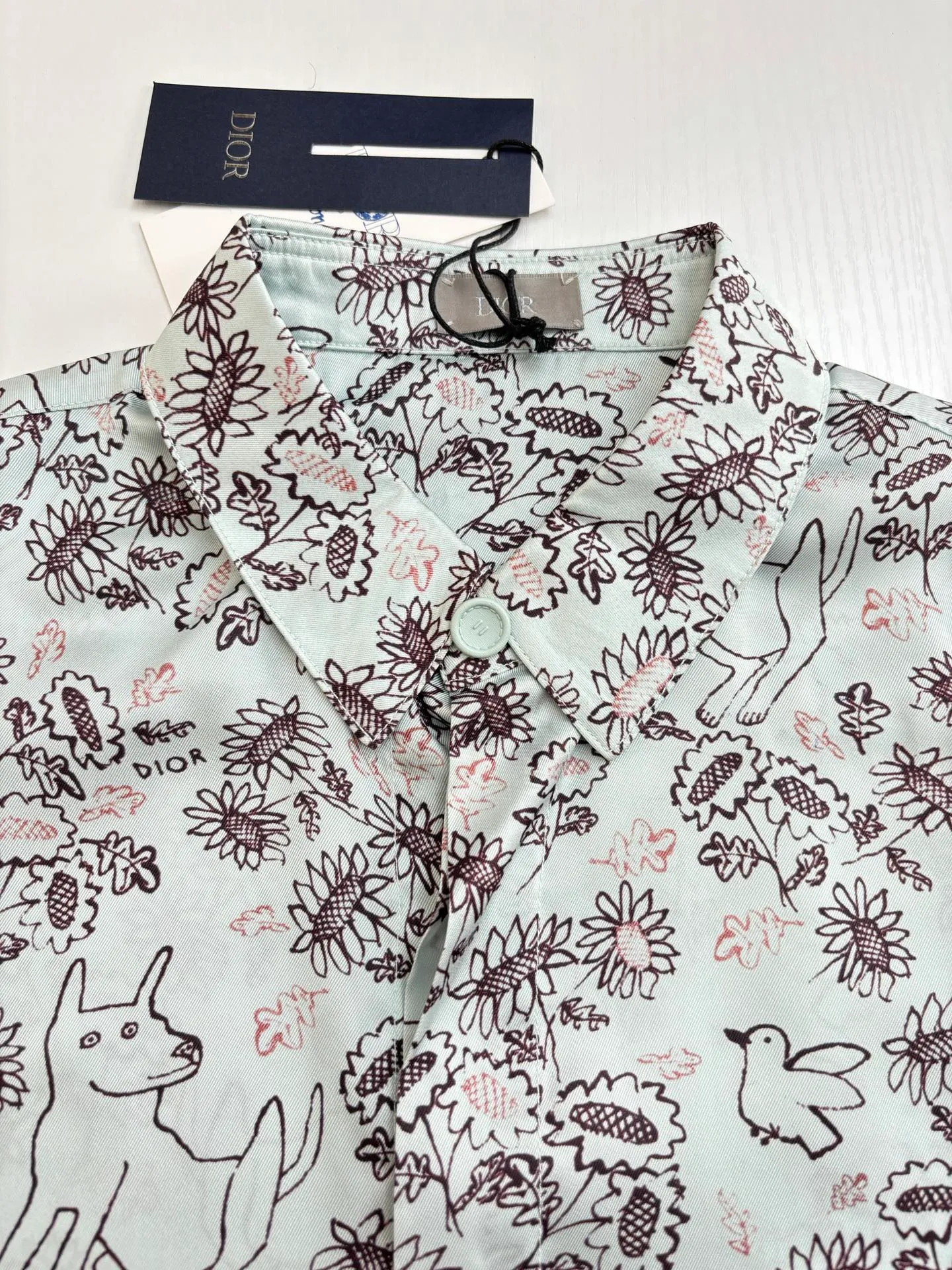 🅿️456 Dio*/Dior 25ss new animal and plant all-over mulberry silk twill flower shirt comes from the DIO AND HYLTON NEL joint series, showing the interpretation of the artist's work. Crafted from green mulberry silk twill fabric, it features a classic cut and a hidden button fastening. The style is fashionable and can be paired with other pieces from the limited series.  Size: 39-S/40-M/41-L/42-XL