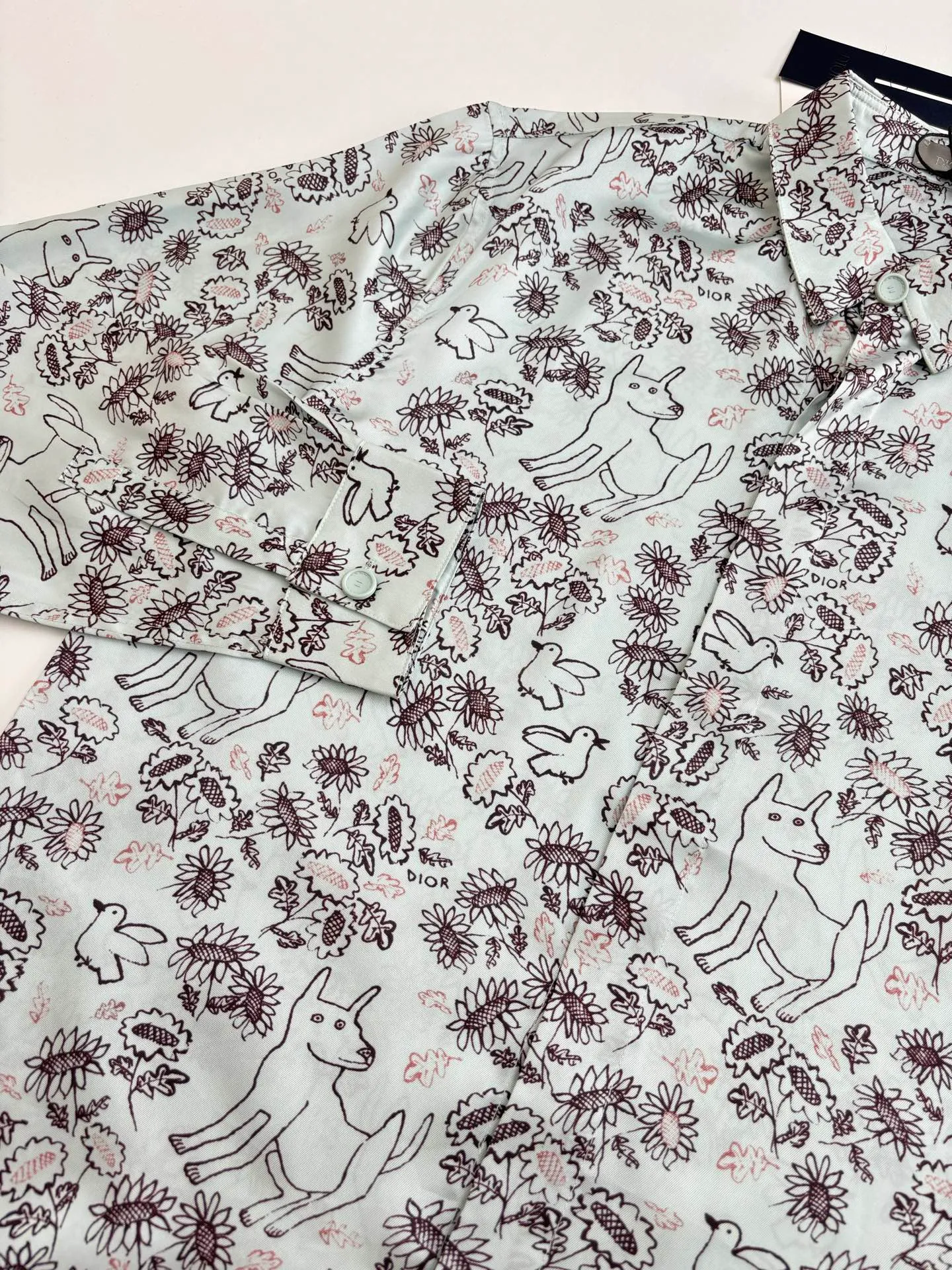 🅿️456 Dio*/Dior 25ss new animal and plant all-over mulberry silk twill flower shirt comes from the DIO AND HYLTON NEL joint series, showing the interpretation of the artist's work. Crafted from green mulberry silk twill fabric, it features a classic cut and a hidden button fastening. The style is fashionable and can be paired with other pieces from the limited series.  Size: 39-S/40-M/41-L/42-XL