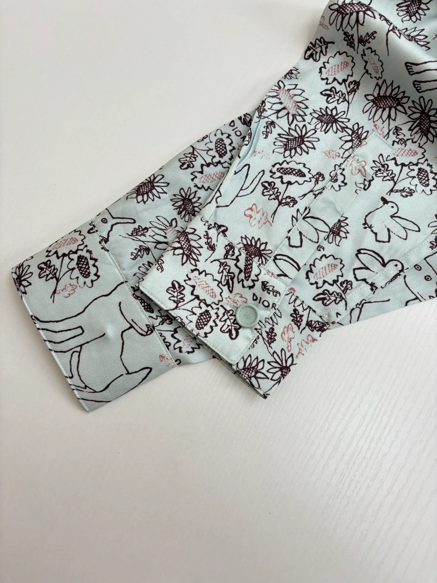 🅿️456 Dio*/Dior 25ss new animal and plant all-over mulberry silk twill flower shirt comes from the DIO AND HYLTON NEL joint series, showing the interpretation of the artist's work. Crafted from green mulberry silk twill fabric, it features a classic cut and a hidden button fastening. The style is fashionable and can be paired with other pieces from the limited series.  Size: 39-S/40-M/41-L/42-XL