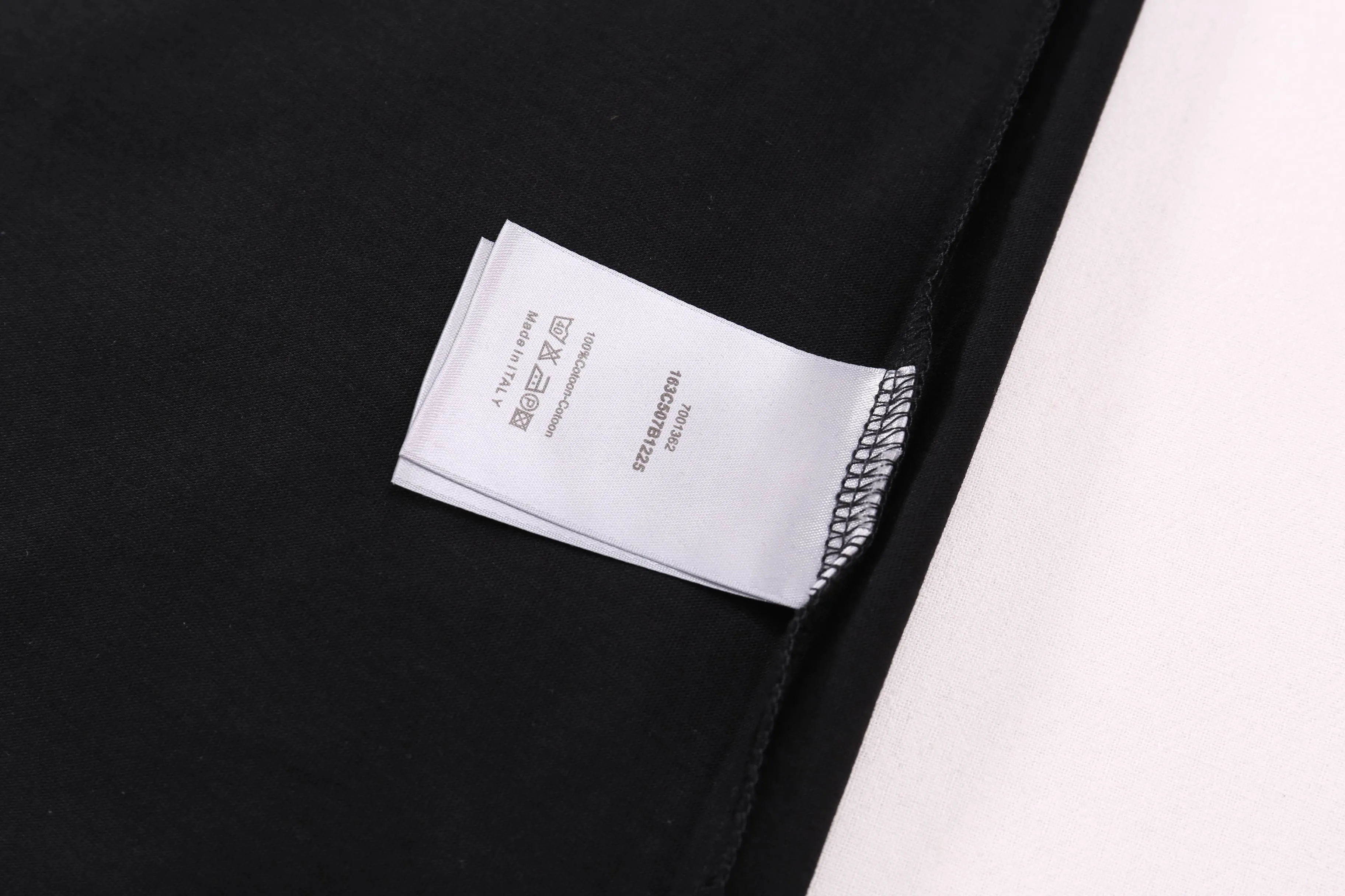 🅿️170 Correct version of high-quality DI0R new flocked logo printed round neck short-sleeved T-shirt. Made of 50s double-ply long-staple cotton plain fabric, treated with dust-free wool processing to give a smooth and soft cotton feel. The front panel is flocked and printed with a hand-made platen screen. The bottom layer is coated with anti-sublimation liquid and then scraped with flocking slurry. The pile is made of 0.2mm high viscose velvet. Two-color pile is mixed. The bottom of the cage cover is electrostatic flocking process. Multiple printing tests are carried out to test the flocking operation time. The number and density of the pile are controlled to ensure that the visual effect is consistent with the original. SIZE: XS S M L