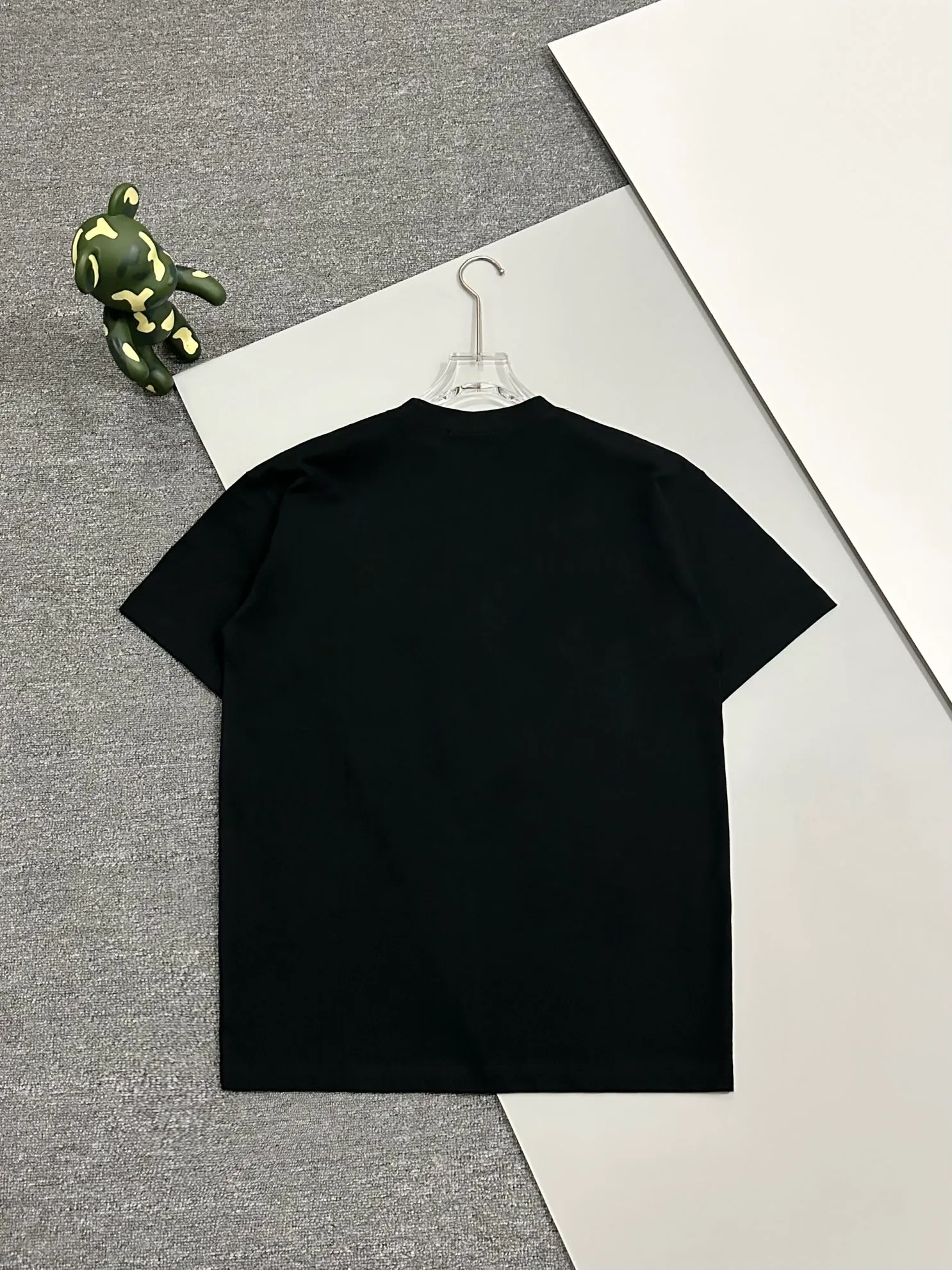 🅿️190 [High quality] Dior's new summer round neck T-shirt, embroidered bottom sequins and toothbrush embroidered English logo short-sleeved T-shirt, toothbrush embroidery technology, same color embroidery. Soft and delicate, 32-count 280g combed cotton fabric, soft and skin-friendly. The workmanship is meticulous and the thickness is moderate. The same style for men and women, loose fit, fashionable and versatile for all ages. All three standards are complete. Color: White~Black Size: S-XL