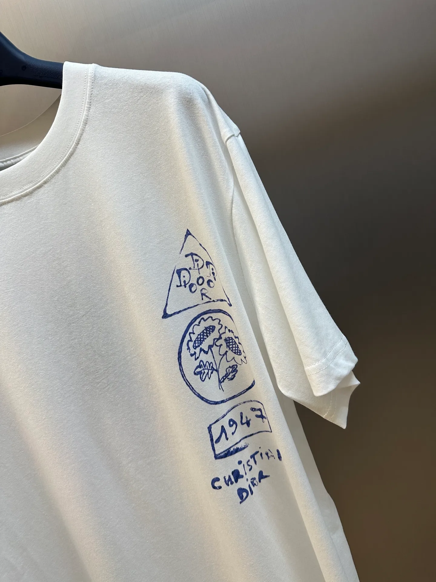 🅿️260 DIOR 25 Pink Circle Print Short Sleeve This T-shirt displays the logo from this season’s DIOR AND HYLTON NEL joint series. Crafted from blue cotton-jersey, it has a classic silhouette with a ribbed crew neck and a contrasting print on the front and back for added style. Cut for a relaxed fit, wear it with track pants or jeans.  size：xs s m l