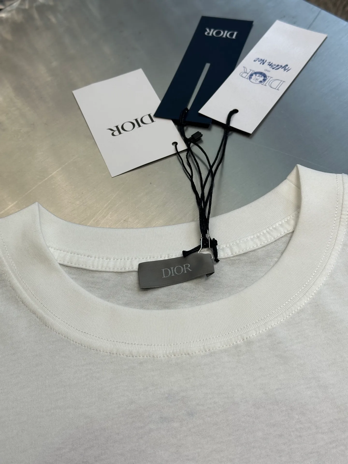 🅿️260 DIOR 25 Pink Circle Print Short Sleeve This T-shirt displays the logo from this season’s DIOR AND HYLTON NEL joint series. Crafted from blue cotton-jersey, it has a classic silhouette with a ribbed crew neck and a contrasting print on the front and back for added style. Cut for a relaxed fit, wear it with track pants or jeans.  size：xs s m l