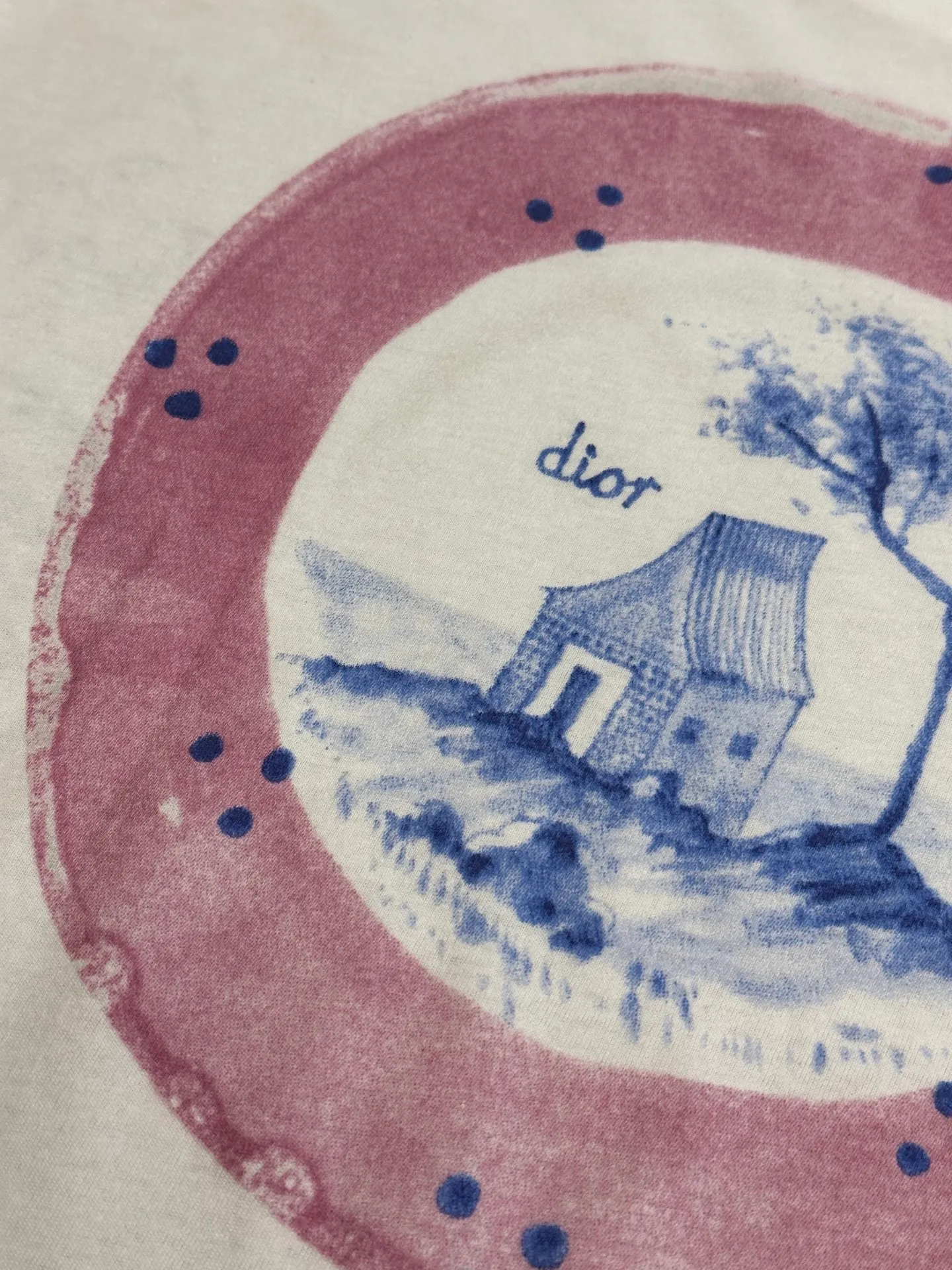 🅿️260 DIOR 25 Pink Circle Print Short Sleeve This T-shirt displays the logo from this season’s DIOR AND HYLTON NEL joint series. Crafted from blue cotton-jersey, it has a classic silhouette with a ribbed crew neck and a contrasting print on the front and back for added style. Cut for a relaxed fit, wear it with track pants or jeans.  size：xs s m l