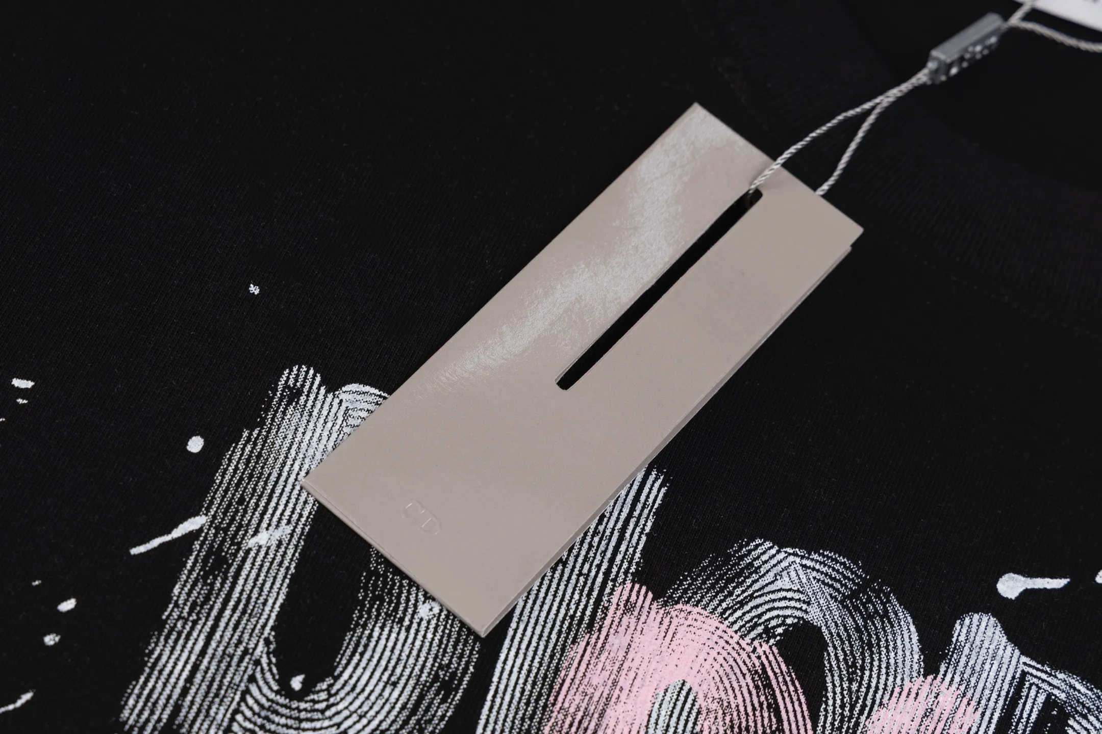 🅿️170 Style No. #Z105 Dior colorful graffiti letter round neck short-sleeved DIOR official website consistent style Fabric: 32-count double yarn 280g pure cotton fabric Weaving and dyeing threads of the same color in the same cylinder Process: imported machine white ink direct-jet printing Supporting: complete three labels Cardboard oil paper code sticker packaging High temperature pre-shrinking process before production, no shrinkage and deformation Imported machine professional plate production os version Can wear up to 200 pounds. The size is measured manually. The error of 2-3cm is normal. Color: black white size: s m l xl
