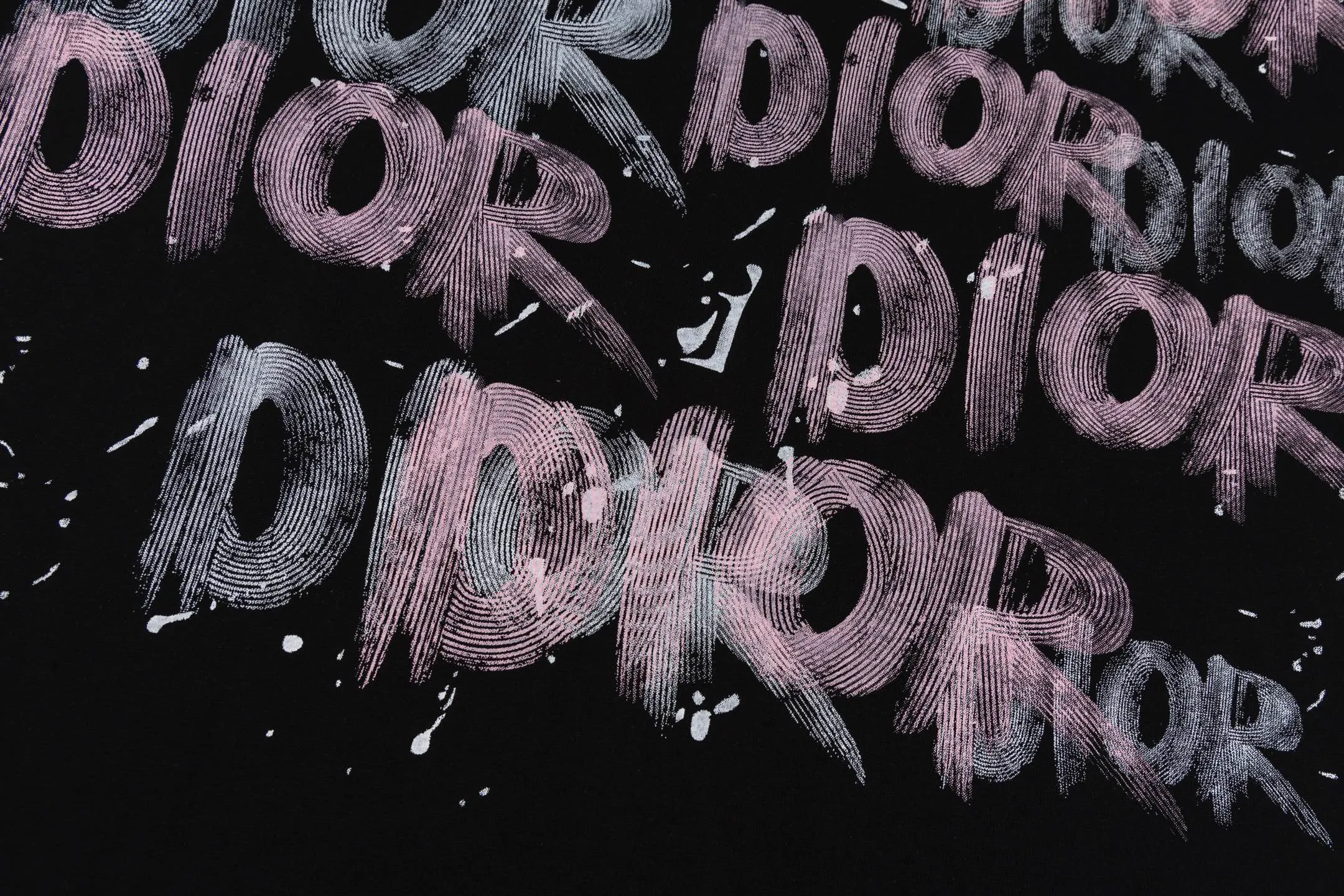 🅿️170 Style No. #Z105 Dior colorful graffiti letter round neck short-sleeved DIOR official website consistent style Fabric: 32-count double yarn 280g pure cotton fabric Weaving and dyeing threads of the same color in the same cylinder Process: imported machine white ink direct-jet printing Supporting: complete three labels Cardboard oil paper code sticker packaging High temperature pre-shrinking process before production, no shrinkage and deformation Imported machine professional plate production os version Can wear up to 200 pounds. The size is measured manually. The error of 2-3cm is normal. Color: black white size: s m l xl