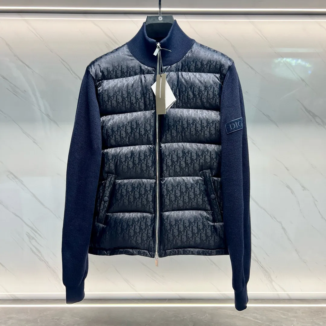 🅿️800 Dior CD Home Navy Blue Our very slow hardware comes from the hardware zippers and electroplating process imported from Taiwan. You can compare my zipper with other zippers. You can listen to the sound of the zipper. It is tight, smooth, smooth and smooth. Secondly, our buttons are all facing in one direction. The buttons use the latest technology TPU apron. The reset is more sensitive than ordinary metal. The tensioner damping has higher precision in each hand, is more wear-resistant, and is more durable. Third, please note that wool products are bound to pill, but the probability of pilling varies depending on the time and place of use (it is recommended not to buy it). Fourth, please put mothballs on wool products when they are not being worn. The fabric is still made using Japan's Mitsubishi Textile jacquard technology with a high density of 150,000 stitches per square centimeter. It is then dip-dyed with pure water from Japan's Komatsu Refining Co., Ltd. in non-circulating segments, ensuring that every square foot of cloth on your body can be colorful with small color difference and energetic reflections can be seen on the sides. All pockets are made of pure cotton TR cloth. Pockets are the places we touch most during use. It may be touched hundreds of times a day, so we insist on saving money, and you can't tell if we can reduce the cost by 10 yuan. However, in order to pursue durability, and the original FK, we still choose the fabric used to make overalls as pocket cloth. This kind of fabric is widely used to make overalls, suit pants, suits, outdoor camping, and jungle trekking fabrics, so there is no problem if you touch your pockets hundreds of times a day. 95% pure white duck down, top-notch world-destroying version, and only made in one order. Hurry up and put it on the shelves, it may be taken off the shelves soon. Color: black, navy blue, gray Size: 44, 46, 48, 50, 52