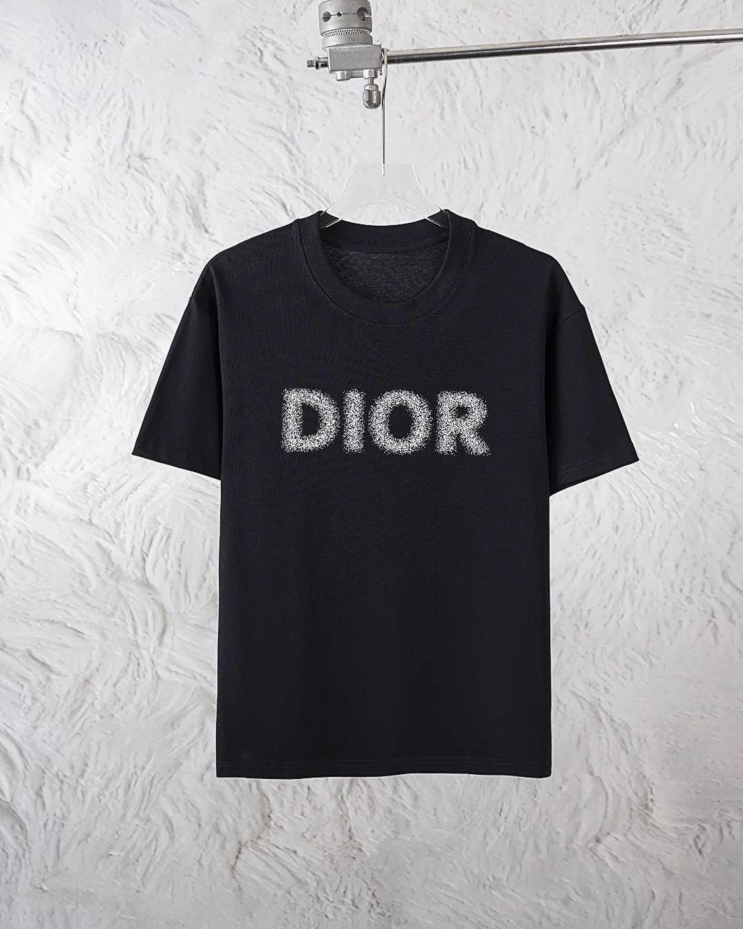 🅿️300 Dior Exclusively supplies the new trendy men’s fashionable round neck short-sleeved shorts suit, trendy and fashionable casual short-sleeved suit! It has high breathability and comfort, impeccable details, and brand element design concept, reflecting high quality. It presents a casual cut and the upper body shape is great! Material: 250g Xinjiang long-staple cotton short sleeves + 360g pure cotton terry shorts Size: S M L Due to manual measurement, there is a deviation of about 1-3CM in size.