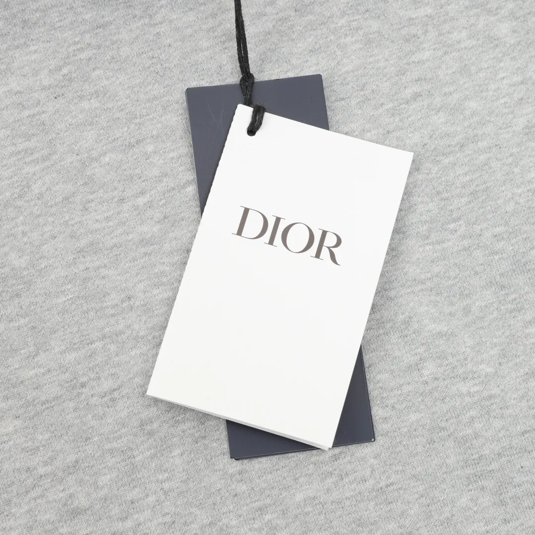 🅿️560 DIOR CD tri-color patch embroidered hooded sweatshirt. The original version is made of new fabric types, 420g cotton heavy fleece fabric, washed with heavy fleece feel. The upper body is fluffy, upright and soft, with the skin-friendly feel of wool. The new patch embroidery process consists of embroidering 4 letters and sewing the clothes on a flat car. Each letter is positioned to restore the original version. The ropes are custom-dyed according to the fabric color, and the hardware is molded independently to create a loose fit. Size：S-L
