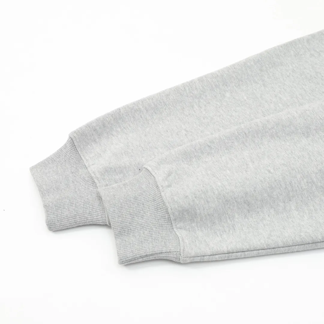 🅿️560 DIOR CD tri-color patch embroidered hooded sweatshirt. The original version is made of new fabric types, 420g cotton heavy fleece fabric, washed with heavy fleece feel. The upper body is fluffy, upright and soft, with the skin-friendly feel of wool. The new patch embroidery process consists of embroidering 4 letters and sewing the clothes on a flat car. Each letter is positioned to restore the original version. The ropes are custom-dyed according to the fabric color, and the hardware is molded independently to create a loose fit. Size：S-L