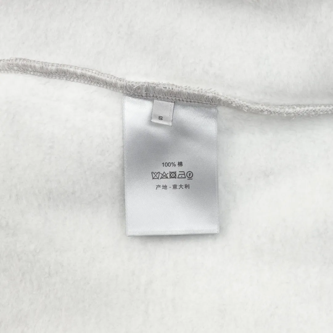 🅿️560 DIOR CD tri-color patch embroidered hooded sweatshirt. The original version is made of new fabric types, 420g cotton heavy fleece fabric, washed with heavy fleece feel. The upper body is fluffy, upright and soft, with the skin-friendly feel of wool. The new patch embroidery process consists of embroidering 4 letters and sewing the clothes on a flat car. Each letter is positioned to restore the original version. The ropes are custom-dyed according to the fabric color, and the hardware is molded independently to create a loose fit. Size：S-L
