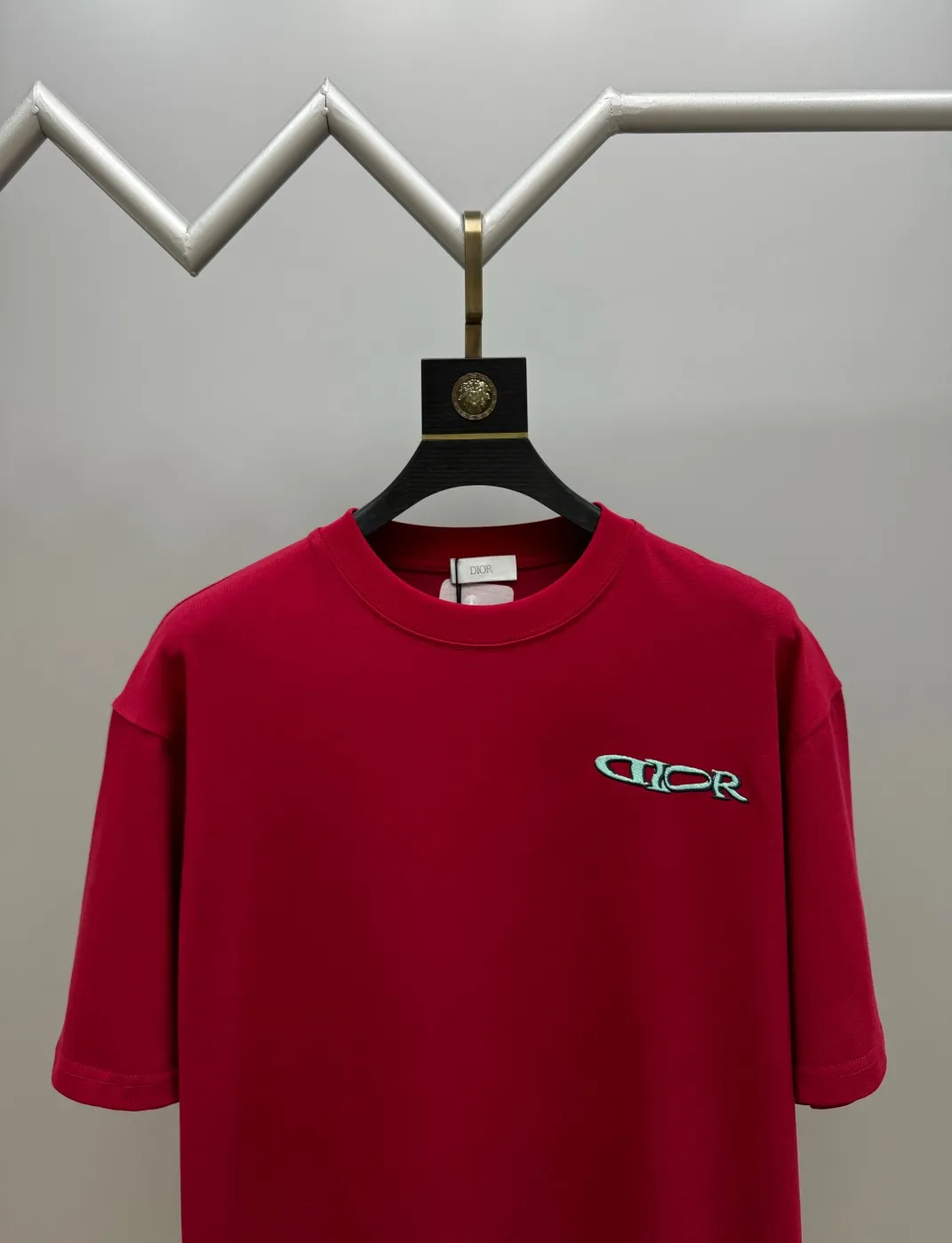 🅿️220 (top version, different currency) will not be taken off the shelves all year round, sell with confidence. Style: Dior/DIO.R short-sleeved T-shirt. Fabric: 300g double yarn 100% cotton. Rib: 320g heavy Sorona 1*1 trendy brand. Craftsmanship: imported machine embroidered logo on the front and rear. Color: white black red. Size: XS S M L. No gender distinction. Same style for men and women.