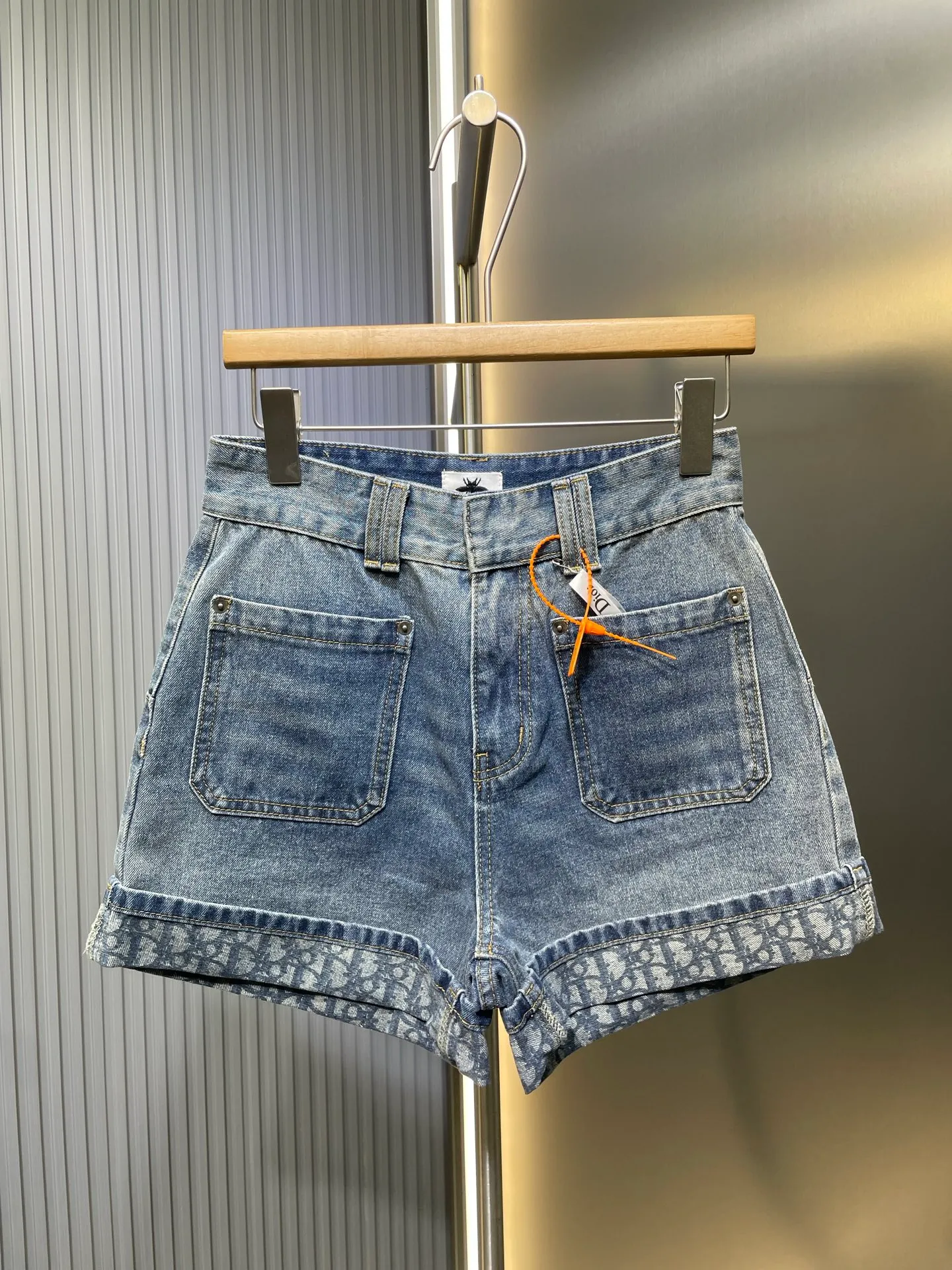 🅿️390 Dior🌟[Top replica] Presbyopic hem denim shorts are made of 100% cotton fabric. The denim upper body is soft and presbyopic hem design is loose. The shorts are slim and cover the flesh and make the legs longer. Enzyme washing process. Versatile classic style. Customized hardware accessories, full of texture. For workmanship quality, look at the details. Size: SML