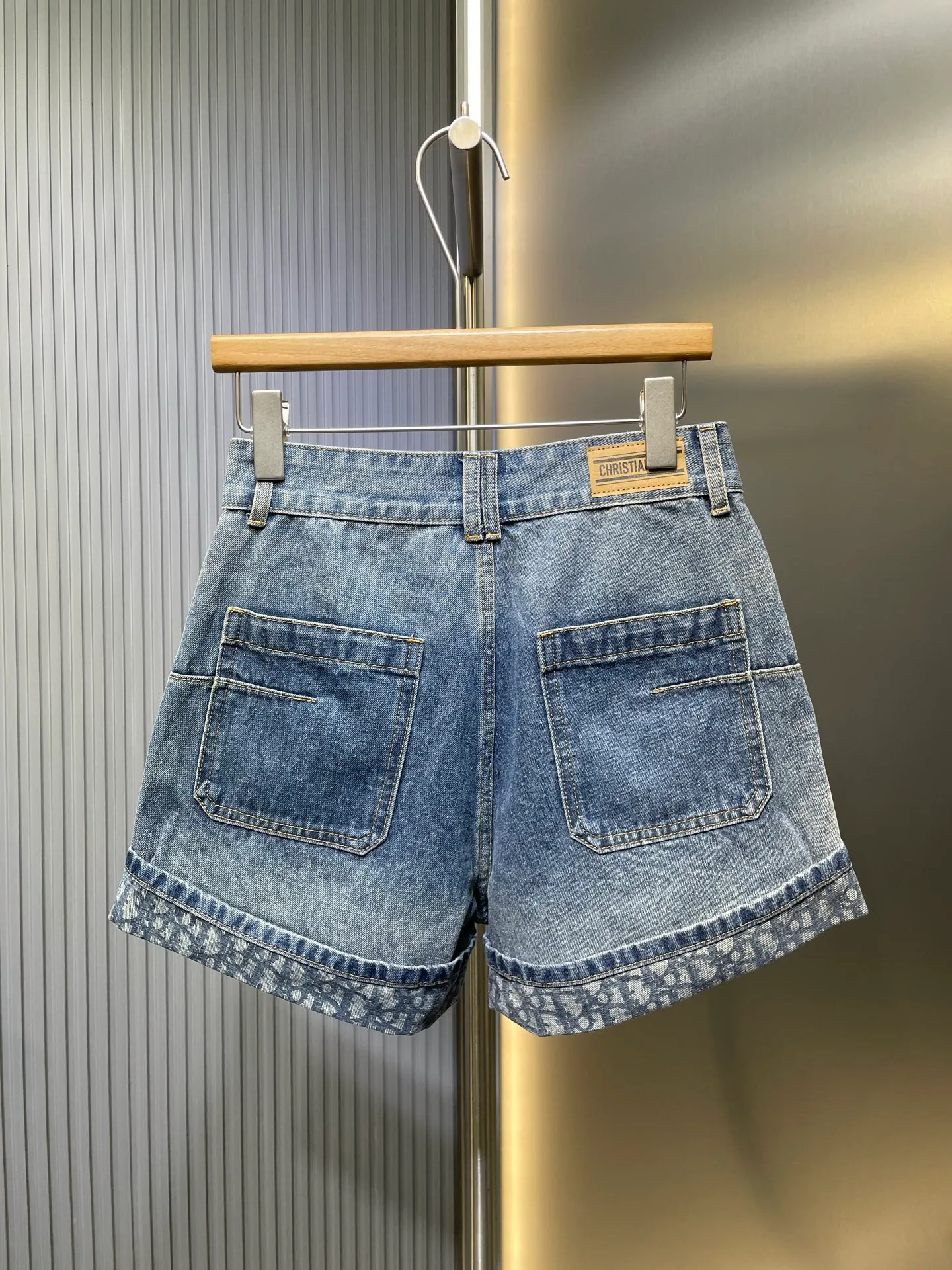🅿️390 Dior🌟[Top replica] Presbyopic hem denim shorts are made of 100% cotton fabric. The denim upper body is soft and presbyopic hem design is loose. The shorts are slim and cover the flesh and make the legs longer. Enzyme washing process. Versatile classic style. Customized hardware accessories, full of texture. For workmanship quality, look at the details. Size: SML