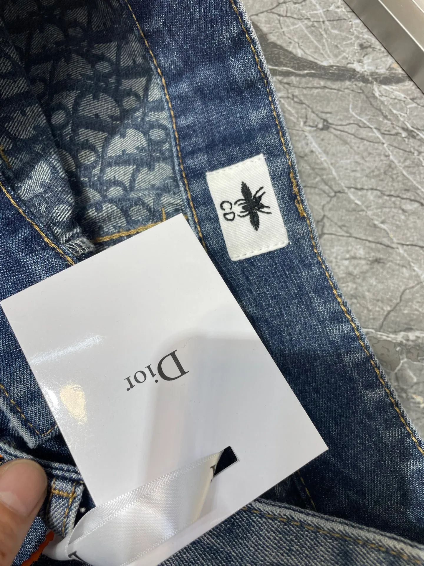 🅿️390 Dior🌟[Top replica] Presbyopic hem denim shorts are made of 100% cotton fabric. The denim upper body is soft and presbyopic hem design is loose. The shorts are slim and cover the flesh and make the legs longer. Enzyme washing process. Versatile classic style. Customized hardware accessories, full of texture. For workmanship quality, look at the details. Size: SML