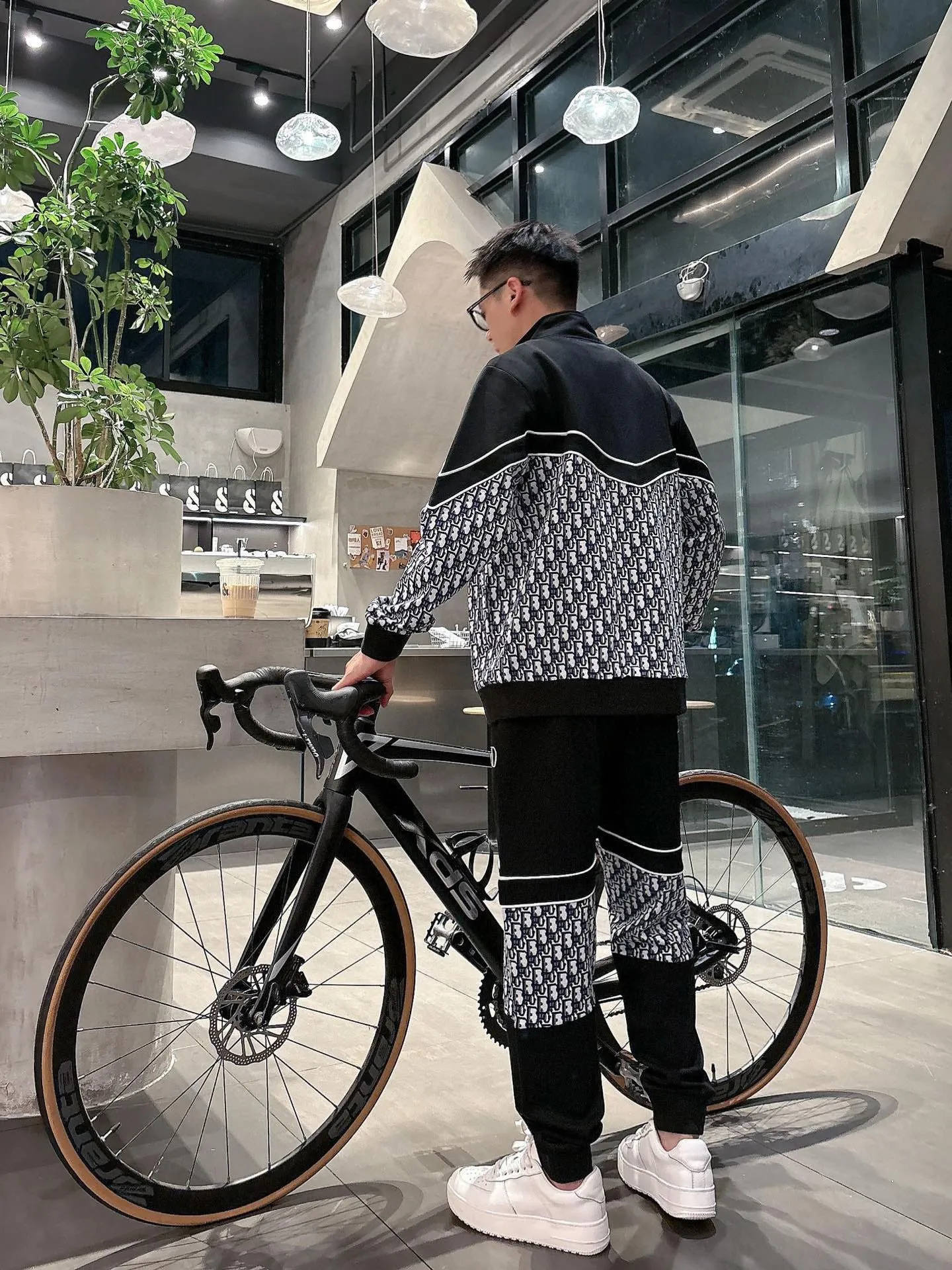 [DIOR Dior] Hot-selling suit is coming. Focus on the original version of the official website. 2025 new hot-selling cardigan and sweatshirt suit. The original order is the best. It is the meticulous work of top designers. It has a fitting and perfect upper body effect. All-natural high-quality Tencel Roman cotton 100%, close-fitting comfort, noble and elegant! Original hardware embodies elegance and nobility! Counter size: M-3XL (maximum wear up to 190 pounds)