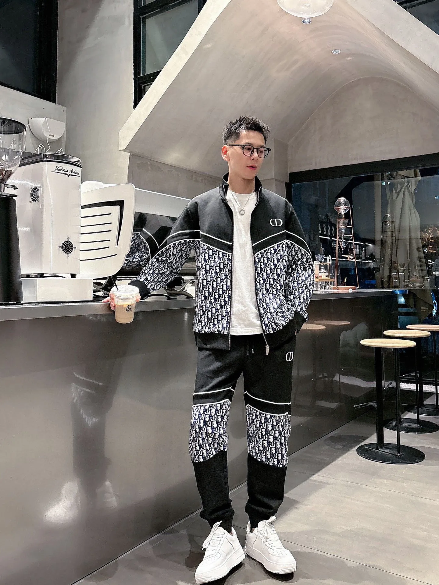 [DIOR Dior] Hot-selling suit is coming. Focus on the original version of the official website. 2025 new hot-selling cardigan and sweatshirt suit. The original order is the best. It is the meticulous work of top designers. It has a fitting and perfect upper body effect. All-natural high-quality Tencel Roman cotton 100%, close-fitting comfort, noble and elegant! Original hardware embodies elegance and nobility! Counter size: M-3XL (maximum wear up to 190 pounds)