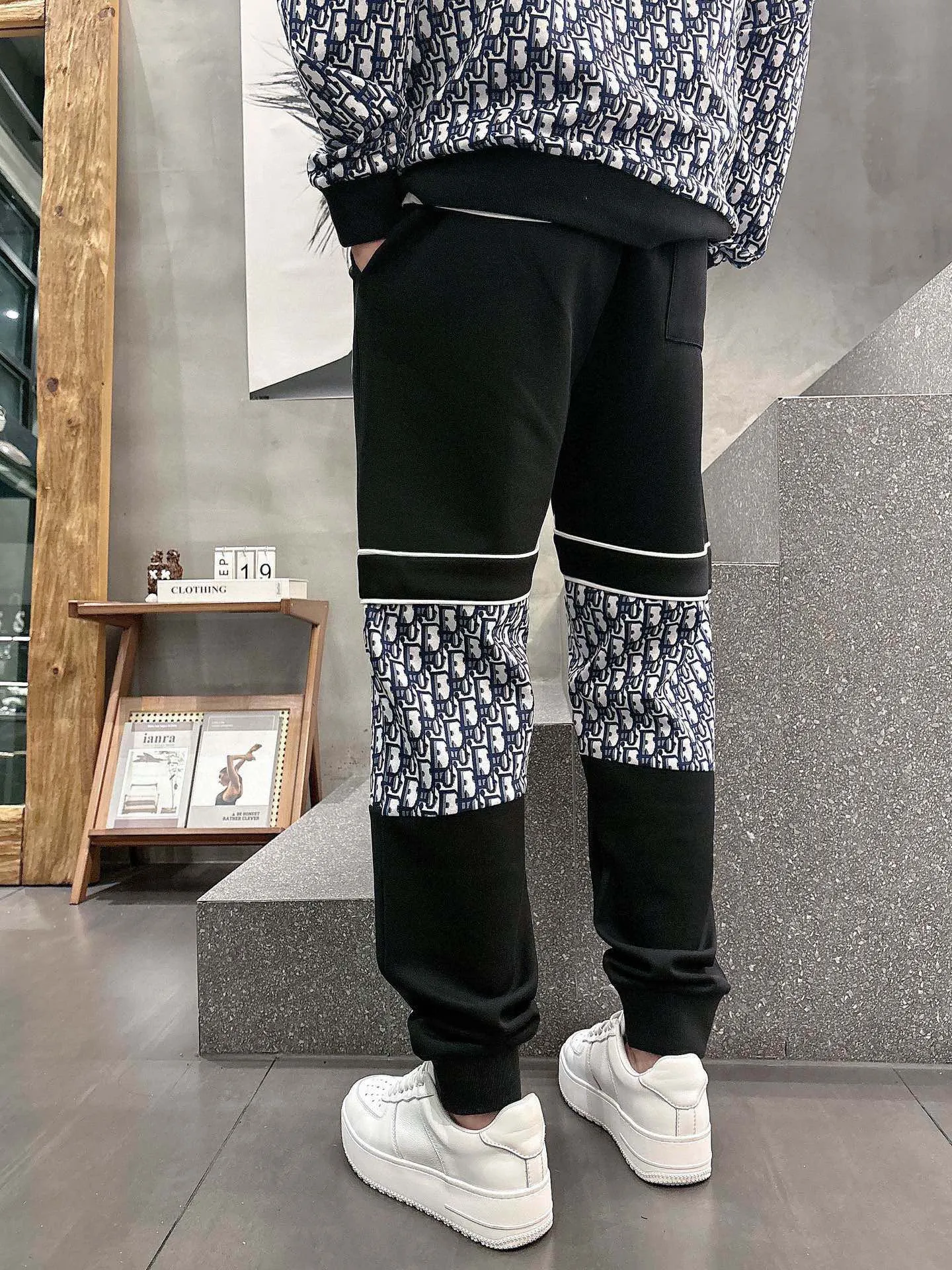 [DIOR Dior] Hot-selling suit is coming. Focus on the original version of the official website. 2025 new hot-selling cardigan and sweatshirt suit. The original order is the best. It is the meticulous work of top designers. It has a fitting and perfect upper body effect. All-natural high-quality Tencel Roman cotton 100%, close-fitting comfort, noble and elegant! Original hardware embodies elegance and nobility! Counter size: M-3XL (maximum wear up to 190 pounds)