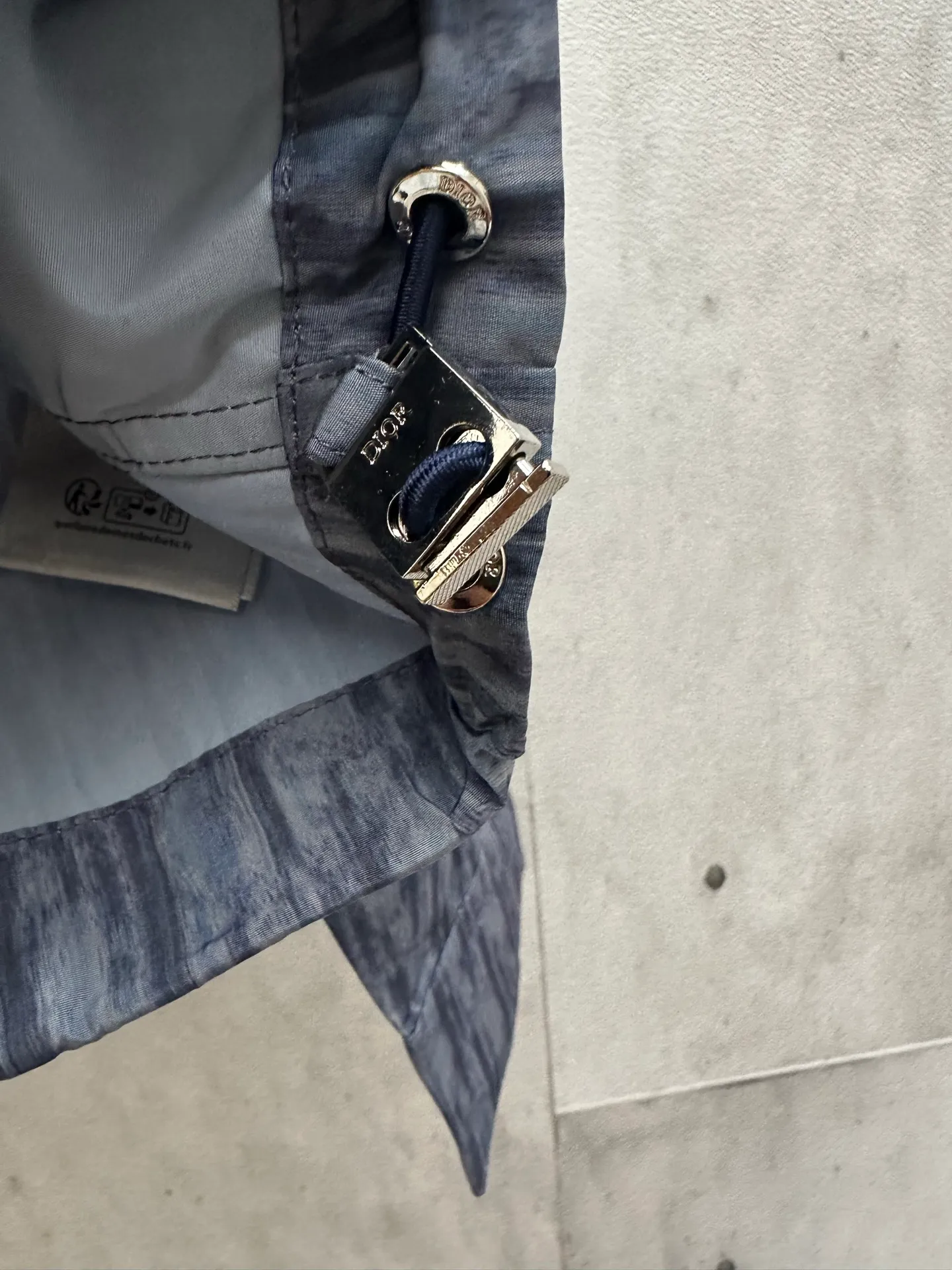 🅿️460 Dior Dior 2025ssOblique all-over printed stand-up collar zipper jacket. It is made of customized fabrics. It is full of texture and comfortable to the skin. It uses deep blue as the canvas and uses the iconic letter pattern. It is decorated with the same tone Oblique print and integrates with the shirt. It is like nature. It flows on the skirt like art. It shows the noble temperament of the brand. It interprets fashion with color and expresses personality with taste. Size: S M L XL