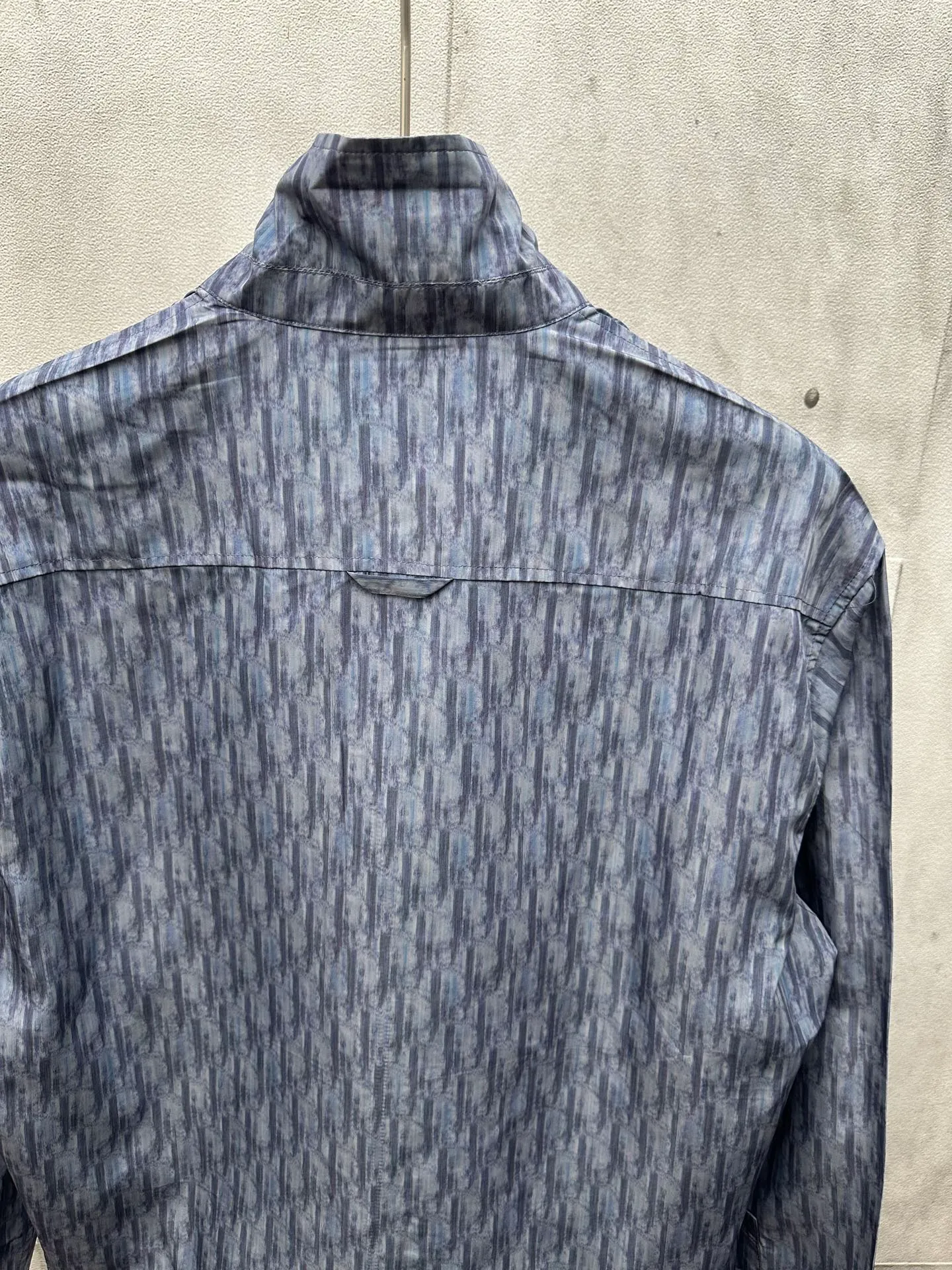 🅿️460 Dior Dior 2025ssOblique all-over printed stand-up collar zipper jacket. It is made of customized fabrics. It is full of texture and comfortable to the skin. It uses deep blue as the canvas and uses the iconic letter pattern. It is decorated with the same tone Oblique print and integrates with the shirt. It is like nature. It flows on the skirt like art. It shows the noble temperament of the brand. It interprets fashion with color and expresses personality with taste. Size: S M L XL