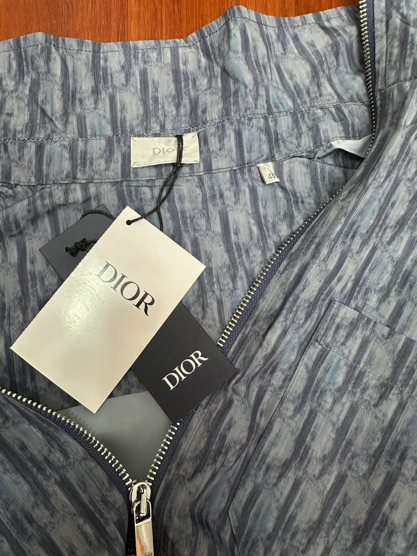 🅿️460 Dior Dior 2025ssOblique all-over printed stand-up collar zipper jacket. It is made of customized fabrics. It is full of texture and comfortable to the skin. It uses deep blue as the canvas and uses the iconic letter pattern. It is decorated with the same tone Oblique print and integrates with the shirt. It is like nature. It flows on the skirt like art. It shows the noble temperament of the brand. It interprets fashion with color and expresses personality with taste. Size: S M L XL