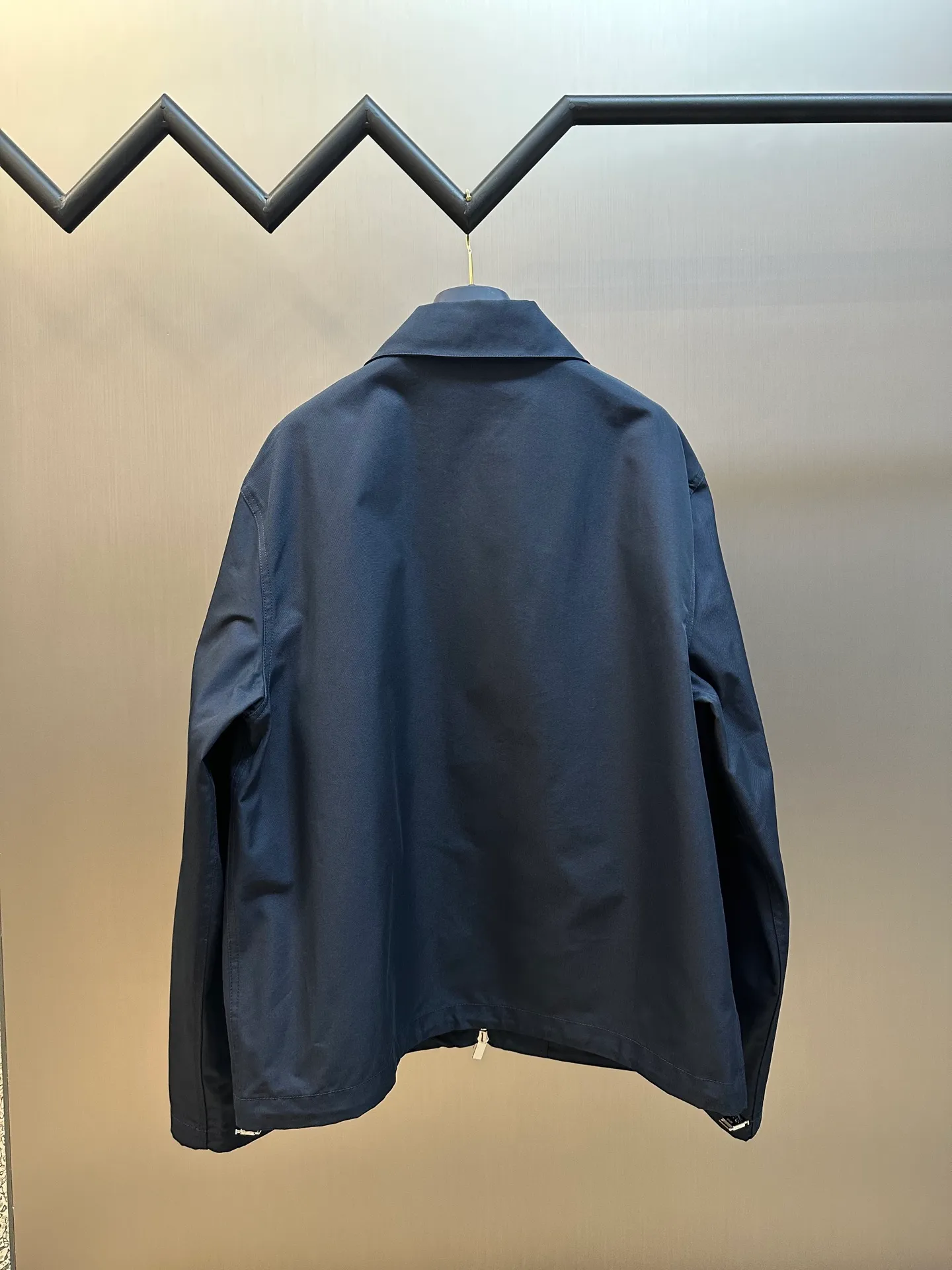 🅿️650 DIOR Embroidered Lapel Jacket Made of 100% cotton and polyester fiber with cotton twill body and lining. The shuttle loom shuttles between the warp and weft yarns to form the diagonal grain of the twill fabric. The cotton material has good breathability, is skin-friendly and comfortable, and the twill weave makes the fabric have a tight structure, high-grade texture, and is easy to take care of on a daily basis.  Through careful tailoring, the D family's classic casual and fashionable style is formed, and the lapel design does not lose sight of the wearing requirements for formal occasions. The two-way zipper closure increases its practicality and wearing style. It is paired with a zipper puller engraved with the brand logo. The CD icon embossed embroidery on the chest highlights the brand's unique style and recognition.  The shoulder position uses double-needle technology to connect the sleeves to the shoulders, making it firm and linear. There are side pockets on the left and right sides, and the piping process is used to wrap the fabric around the edges of the pockets, making it stronger and more aesthetically pleasing. The drawstring design at the hem allows you to adjust the tightness according to personal preference and is fixed with an elastic buckle.  size：s m l xl