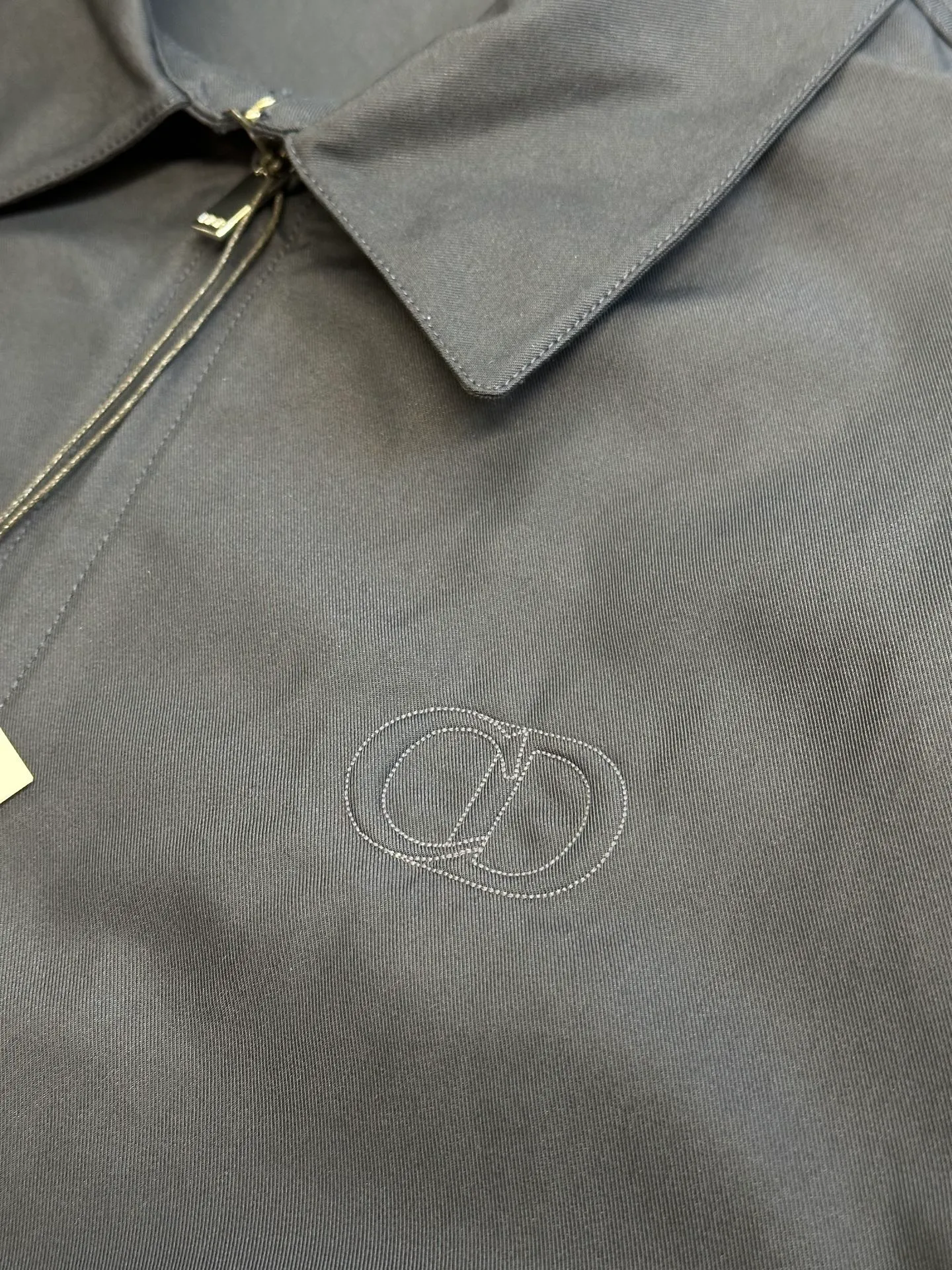 🅿️650 DIOR Embroidered Lapel Jacket Made of 100% cotton and polyester fiber with cotton twill body and lining. The shuttle loom shuttles between the warp and weft yarns to form the diagonal grain of the twill fabric. The cotton material has good breathability, is skin-friendly and comfortable, and the twill weave makes the fabric have a tight structure, high-grade texture, and is easy to take care of on a daily basis.  Through careful tailoring, the D family's classic casual and fashionable style is formed, and the lapel design does not lose sight of the wearing requirements for formal occasions. The two-way zipper closure increases its practicality and wearing style. It is paired with a zipper puller engraved with the brand logo. The CD icon embossed embroidery on the chest highlights the brand's unique style and recognition.  The shoulder position uses double-needle technology to connect the sleeves to the shoulders, making it firm and linear. There are side pockets on the left and right sides, and the piping process is used to wrap the fabric around the edges of the pockets, making it stronger and more aesthetically pleasing. The drawstring design at the hem allows you to adjust the tightness according to personal preference and is fixed with an elastic buckle.  size：s m l xl