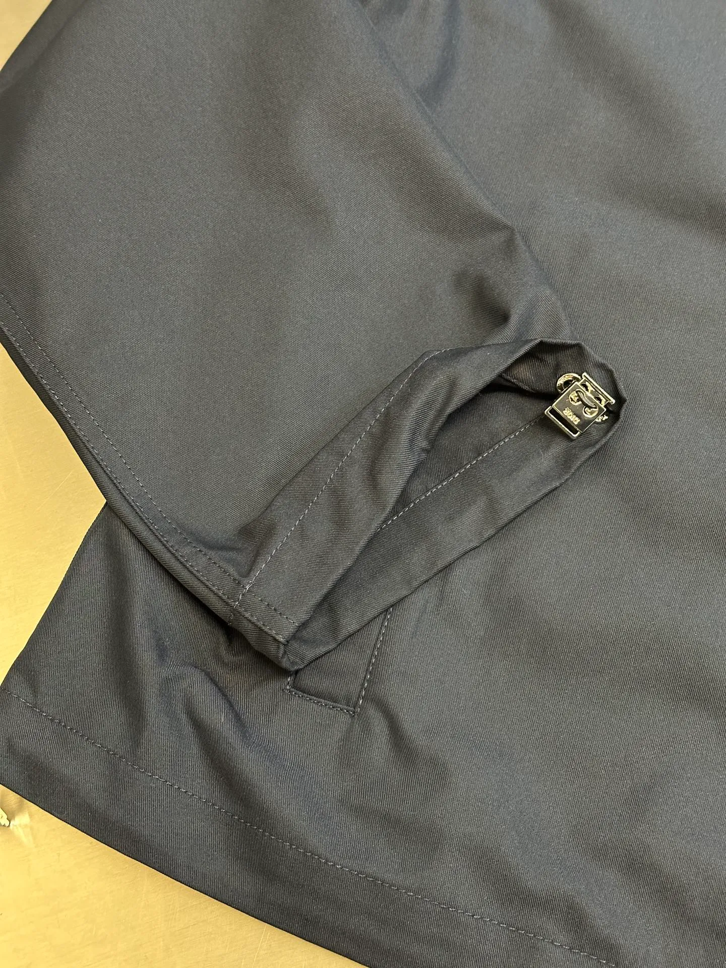 🅿️650 DIOR Embroidered Lapel Jacket Made of 100% cotton and polyester fiber with cotton twill body and lining. The shuttle loom shuttles between the warp and weft yarns to form the diagonal grain of the twill fabric. The cotton material has good breathability, is skin-friendly and comfortable, and the twill weave makes the fabric have a tight structure, high-grade texture, and is easy to take care of on a daily basis.  Through careful tailoring, the D family's classic casual and fashionable style is formed, and the lapel design does not lose sight of the wearing requirements for formal occasions. The two-way zipper closure increases its practicality and wearing style. It is paired with a zipper puller engraved with the brand logo. The CD icon embossed embroidery on the chest highlights the brand's unique style and recognition.  The shoulder position uses double-needle technology to connect the sleeves to the shoulders, making it firm and linear. There are side pockets on the left and right sides, and the piping process is used to wrap the fabric around the edges of the pockets, making it stronger and more aesthetically pleasing. The drawstring design at the hem allows you to adjust the tightness according to personal preference and is fixed with an elastic buckle.  size：s m l xl