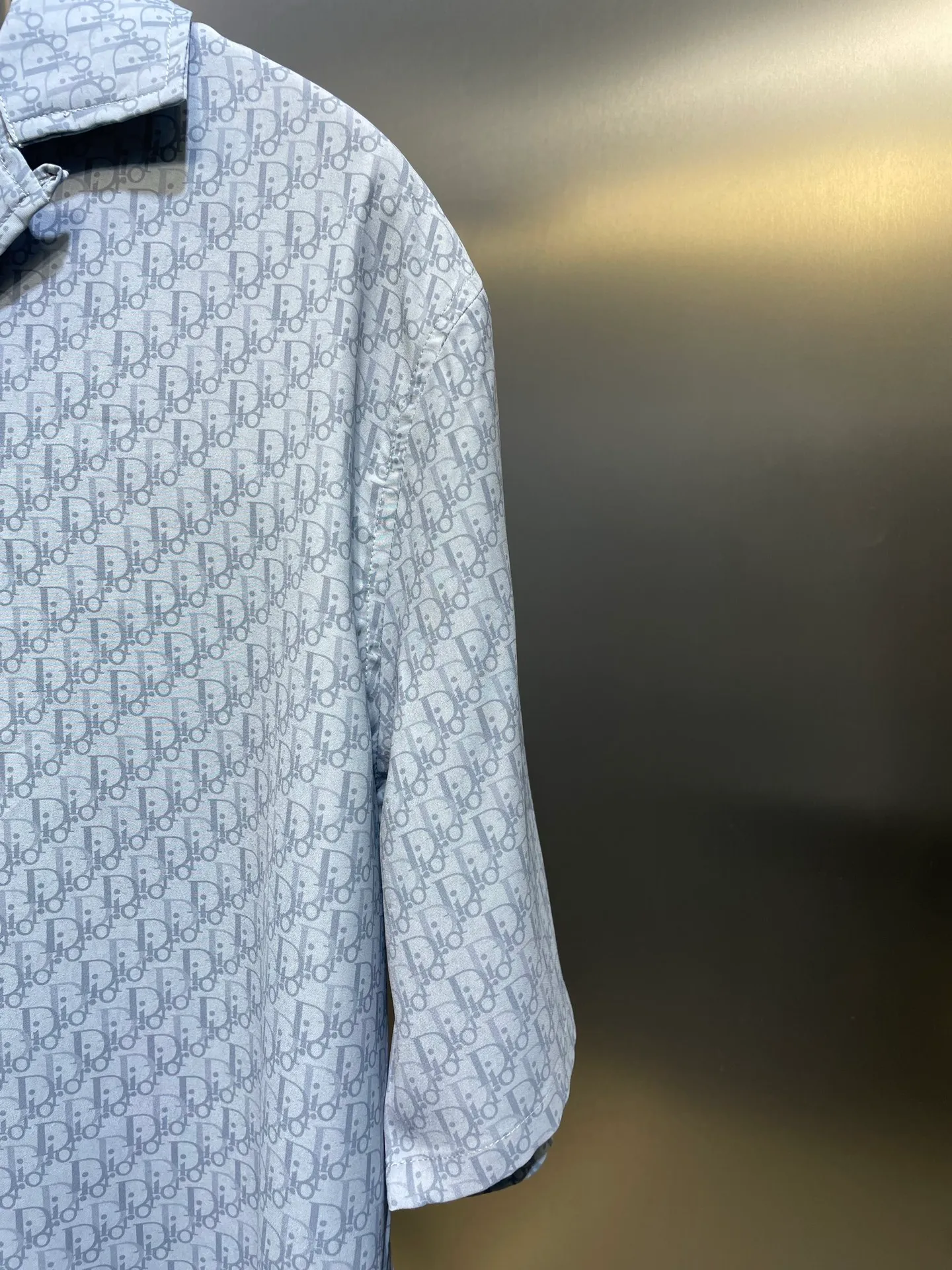 🅿️470 Dior🌟【Top Original】Blue-gray mulberry silk and cotton blend short shirt. This short-sleeved shirt highlights the classic Oblique print. Crafted from blue mulberry silk and cotton blend, it features a peaked lapel collar and arc-shaped hem for a casual style. Pair with matching shorts for a sophisticated summer look size: 39 40 41 42