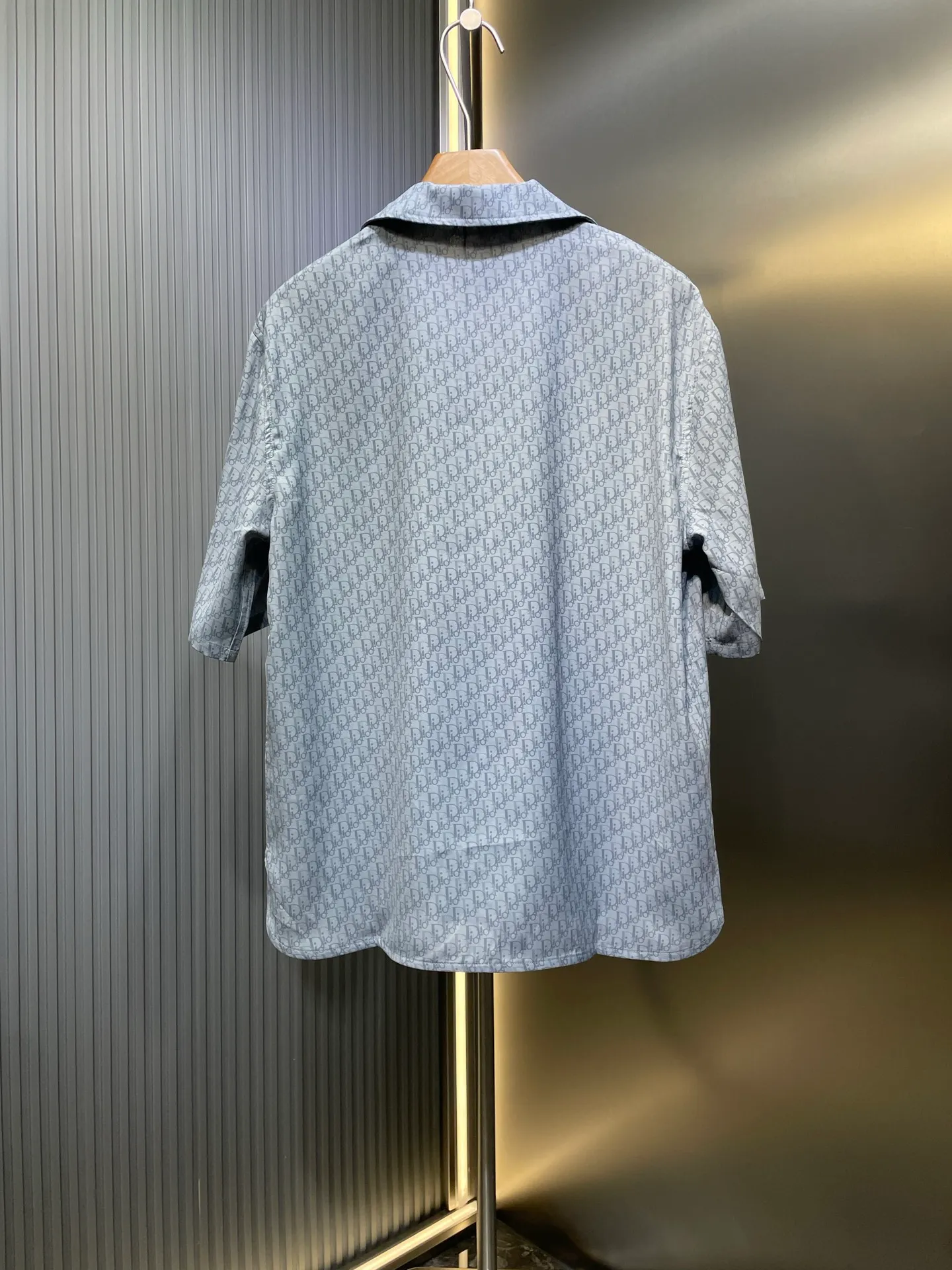 🅿️470 Dior🌟【Top Original】Blue-gray mulberry silk and cotton blend short shirt. This short-sleeved shirt highlights the classic Oblique print. Crafted from blue mulberry silk and cotton blend, it features a peaked lapel collar and arc-shaped hem for a casual style. Pair with matching shorts for a sophisticated summer look size: 39 40 41 42