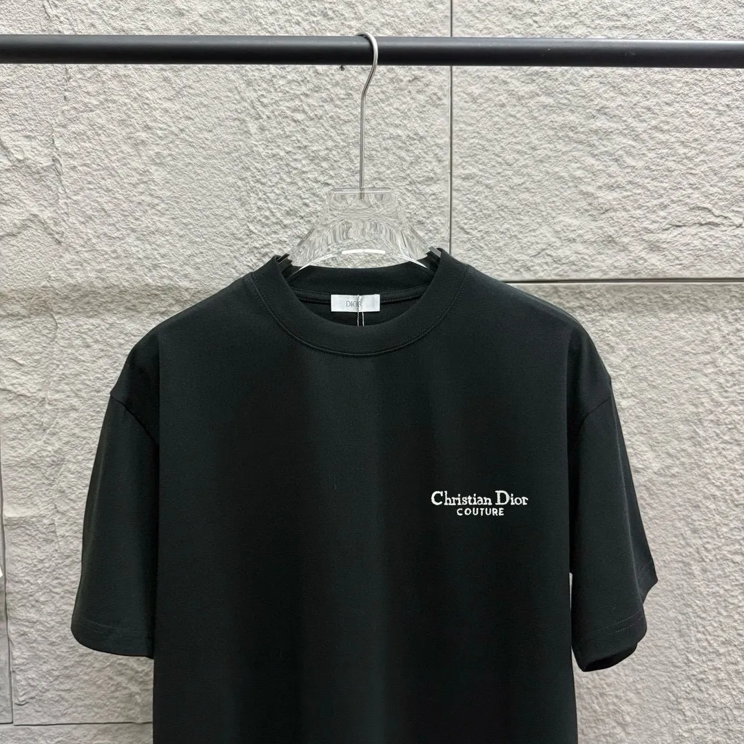 🅿️190 Dio* Dior 2025 spring and summer new style Classic letter embroidery Letter printing on the back Simple and elegant Customized double yarn plain cotton fabric Short-sleeved T-shirt Uniform for men and women Color: Black White Angora Red Size: S (90-130 catties) M (120-150 catties) L (140-165 catties) XL (160-180 pounds) XXL (180-210 pounds)