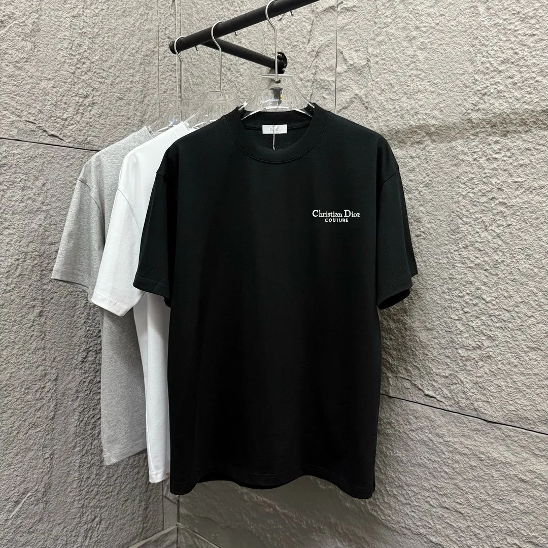 🅿️190 Dio* Dior 2025 spring and summer new style Classic letter embroidery Letter printing on the back Simple and elegant Customized double yarn plain cotton fabric Short-sleeved T-shirt Uniform for men and women Color: Black White Angora Red Size: S (90-130 catties) M (120-150 catties) L (140-165 catties) XL (160-180 pounds) XXL (180-210 pounds)