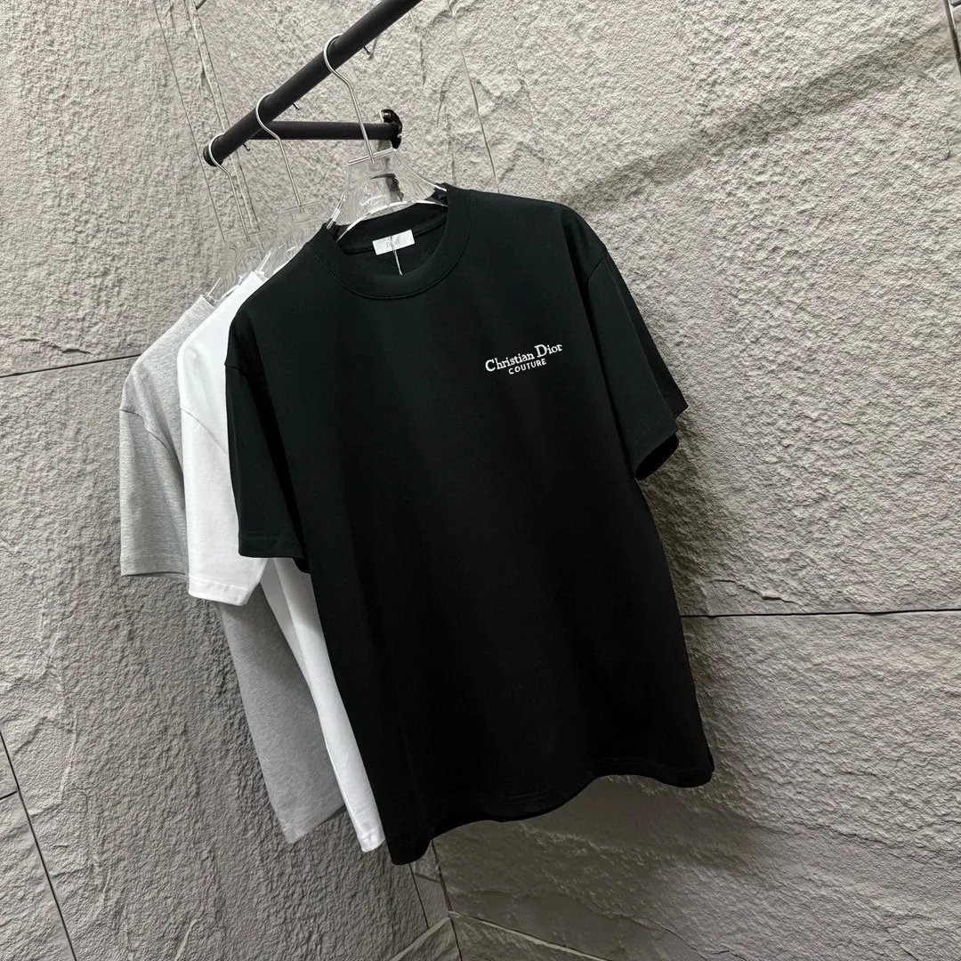 🅿️190 Dio* Dior 2025 spring and summer new style Classic letter embroidery Letter printing on the back Simple and elegant Customized double yarn plain cotton fabric Short-sleeved T-shirt Uniform for men and women Color: Black White Angora Red Size: S (90-130 catties) M (120-150 catties) L (140-165 catties) XL (160-180 pounds) XXL (180-210 pounds)