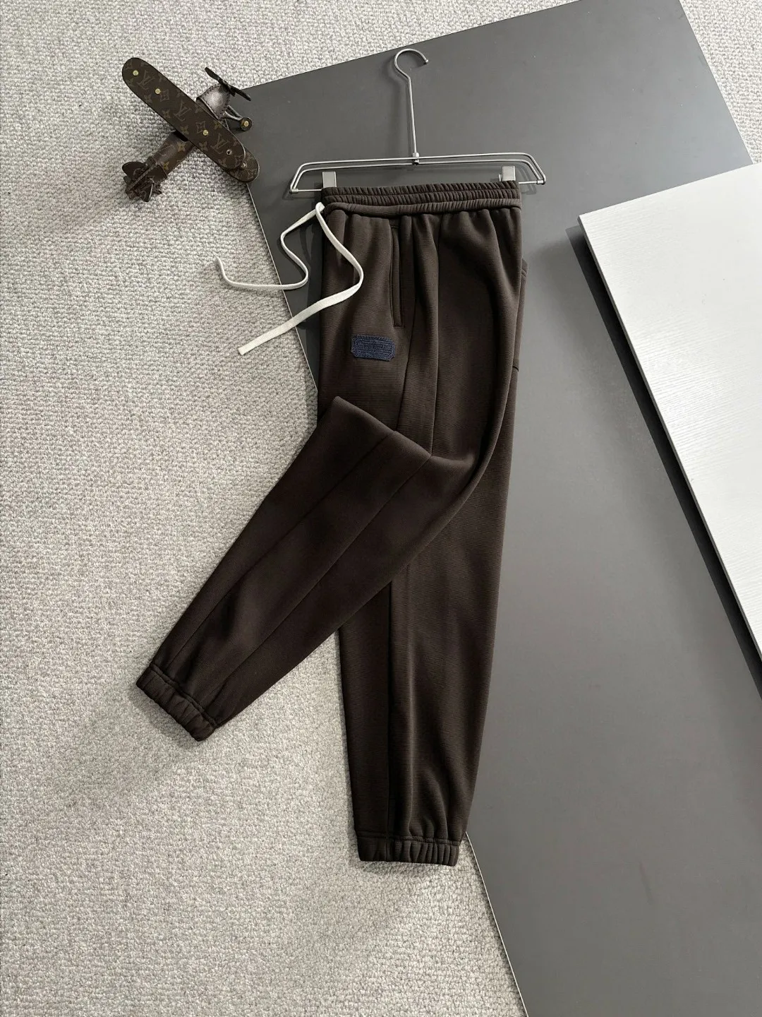 🅿️380 next day shipping Dior 2025 new early spring elastic band casual pants, thickened with velvet to keep warm. The custom-made fabrics at the counter are highly breathable and comfortable, with impeccable details and brand element design concepts, reflecting high quality. It feels delicate and soft! It presents a casual cut and the upper body shape is great! Size: M-4XL