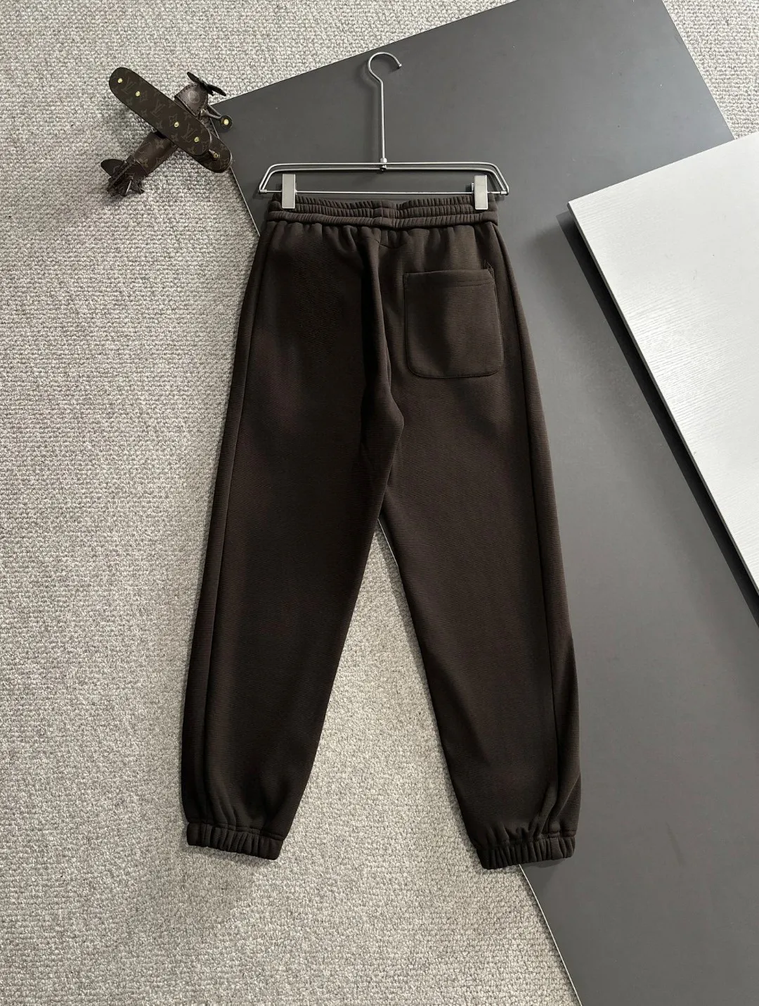 🅿️380 next day shipping Dior 2025 new early spring elastic band casual pants, thickened with velvet to keep warm. The custom-made fabrics at the counter are highly breathable and comfortable, with impeccable details and brand element design concepts, reflecting high quality. It feels delicate and soft! It presents a casual cut and the upper body shape is great! Size: M-4XL