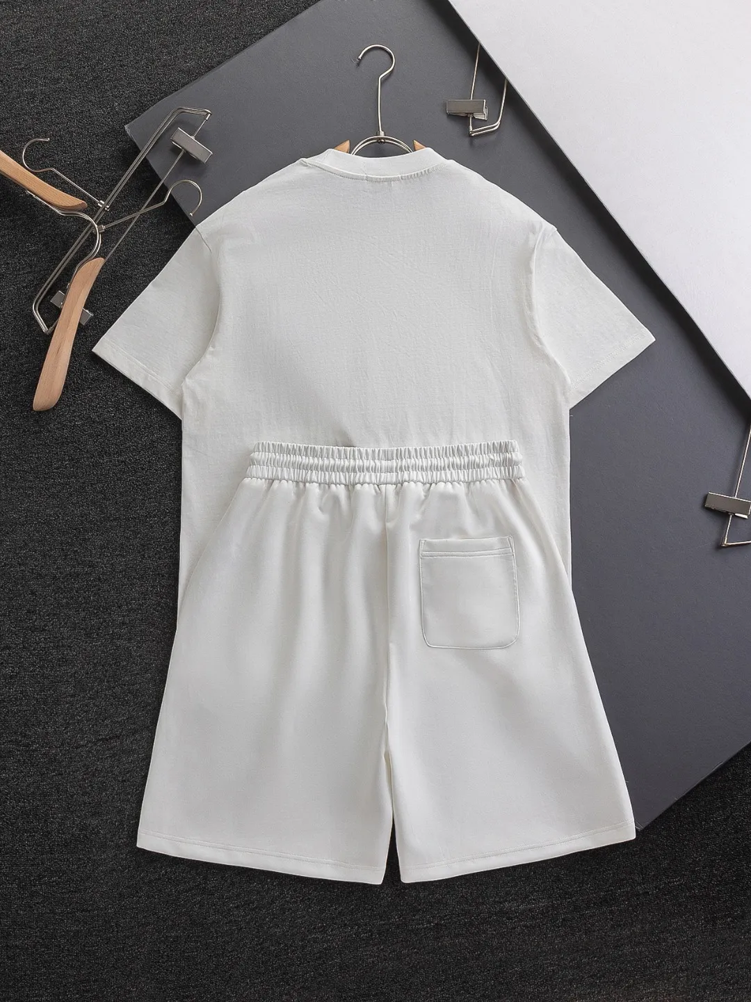 🅿️370 Dior CD micro-wide version S-XL (suit) CD 25SS New product official website for sale at the same time Simple CD letter short-sleeved shorts on the front 🪡 Embroidered logo pattern Back pocket As the leader in the luxury world, the D family is well-deserved. The first thing that catches the eye is the loose and comfortable three-color solid color black, white and blue. The ribbed short-sleeved shorts have become the best modification of the style, and the D family has the upper and lower body LOGOs listed on the chest. It also has a unique letter logo patch embroidery design, which highlights the texture! The most traditional modification method combined with the simplest color scale contrast forms the strongest and direct contrast, and this is often the most concise and clear minimalist modification method~~A nostalgic classic atmosphere also spreads in this work inadvertently! ! Featuring a distinctive 47 logo patch embroidery on the front, a unique tribute to Dior's historic year! Coupled with the blessing of cotton material, both the upper body comfort and the existence are unparalleled. It can be said to be a must-have companion in summer. The excellent breathability and comfortable wearing feeling are unparalleled~ Recommended! ! Color: Black White White + Blue Black + Blue Size Chart: S: Shoulder Width 45.5-Bust 52-Length 70 M: Shoulder Width 47-Bust 54-Length 72 L: Shoulder Width 48.5-Bust 56-Length 74 XL: Shoulder Width 50-Bust 58-Length 76 Pants Size: S-XL Size Chart: S: Sitting circumference 58 - Waist circumference 54 - Trouser length 43.5 M: Sitting circumference 60 - Waist circumference 56.5 - Trouser length 45 L: Sitting circumference 62 - Waist circumference 59 - Trouser length 46.5 XL: Sitting circumference 64 - Waist circumference 61.5 - Trouser length 48