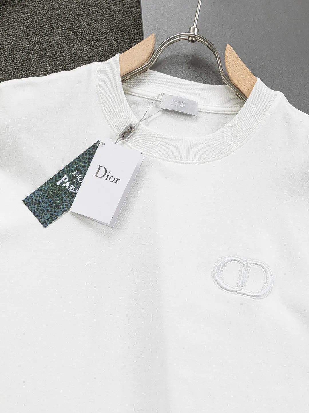 🅿️370 Dior CD micro-wide version S-XL (suit) CD 25SS New product official website for sale at the same time Simple CD letter short-sleeved shorts on the front 🪡 Embroidered logo pattern Back pocket As the leader in the luxury world, the D family is well-deserved. The first thing that catches the eye is the loose and comfortable three-color solid color black, white and blue. The ribbed short-sleeved shorts have become the best modification of the style, and the D family has the upper and lower body LOGOs listed on the chest. It also has a unique letter logo patch embroidery design, which highlights the texture! The most traditional modification method combined with the simplest color scale contrast forms the strongest and direct contrast, and this is often the most concise and clear minimalist modification method~~A nostalgic classic atmosphere also spreads in this work inadvertently! ! Featuring a distinctive 47 logo patch embroidery on the front, a unique tribute to Dior's historic year! Coupled with the blessing of cotton material, both the upper body comfort and the existence are unparalleled. It can be said to be a must-have companion in summer. The excellent breathability and comfortable wearing feeling are unparalleled~ Recommended! ! Color: Black White White + Blue Black + Blue Size Chart: S: Shoulder Width 45.5-Bust 52-Length 70 M: Shoulder Width 47-Bust 54-Length 72 L: Shoulder Width 48.5-Bust 56-Length 74 XL: Shoulder Width 50-Bust 58-Length 76 Pants Size: S-XL Size Chart: S: Sitting circumference 58 - Waist circumference 54 - Trouser length 43.5 M: Sitting circumference 60 - Waist circumference 56.5 - Trouser length 45 L: Sitting circumference 62 - Waist circumference 59 - Trouser length 46.5 XL: Sitting circumference 64 - Waist circumference 61.5 - Trouser length 48