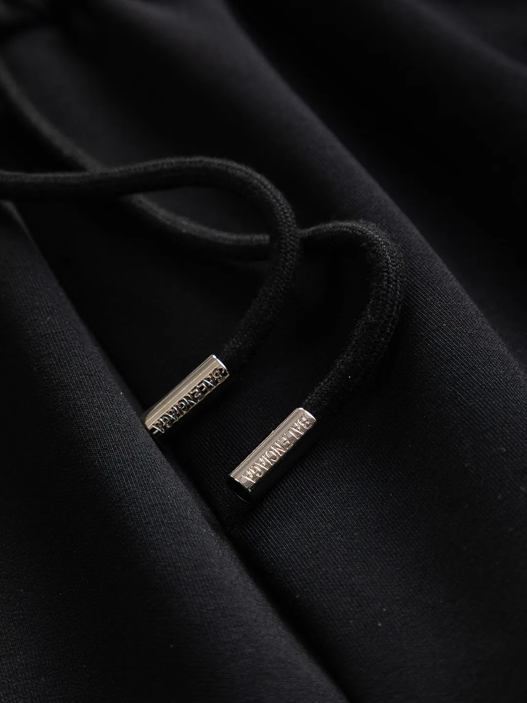 🅿️370 Dior CD micro-wide version S-XL (suit) CD 25SS New product official website for sale at the same time Simple CD letter short-sleeved shorts on the front 🪡 Embroidered logo pattern Back pocket As the leader in the luxury world, the D family is well-deserved. The first thing that catches the eye is the loose and comfortable three-color solid color black, white and blue. The ribbed short-sleeved shorts have become the best modification of the style, and the D family has the upper and lower body LOGOs listed on the chest. It also has a unique letter logo patch embroidery design, which highlights the texture! The most traditional modification method combined with the simplest color scale contrast forms the strongest and direct contrast, and this is often the most concise and clear minimalist modification method~~A nostalgic classic atmosphere also spreads in this work inadvertently! ! Featuring a distinctive 47 logo patch embroidery on the front, a unique tribute to Dior's historic year! Coupled with the blessing of cotton material, both the upper body comfort and the existence are unparalleled. It can be said to be a must-have companion in summer. The excellent breathability and comfortable wearing feeling are unparalleled~ Recommended! ! Color: Black White White + Blue Black + Blue Size Chart: S: Shoulder Width 45.5-Bust 52-Length 70 M: Shoulder Width 47-Bust 54-Length 72 L: Shoulder Width 48.5-Bust 56-Length 74 XL: Shoulder Width 50-Bust 58-Length 76 Pants Size: S-XL Size Chart: S: Sitting circumference 58 - Waist circumference 54 - Trouser length 43.5 M: Sitting circumference 60 - Waist circumference 56.5 - Trouser length 45 L: Sitting circumference 62 - Waist circumference 59 - Trouser length 46.5 XL: Sitting circumference 64 - Waist circumference 61.5 - Trouser length 48