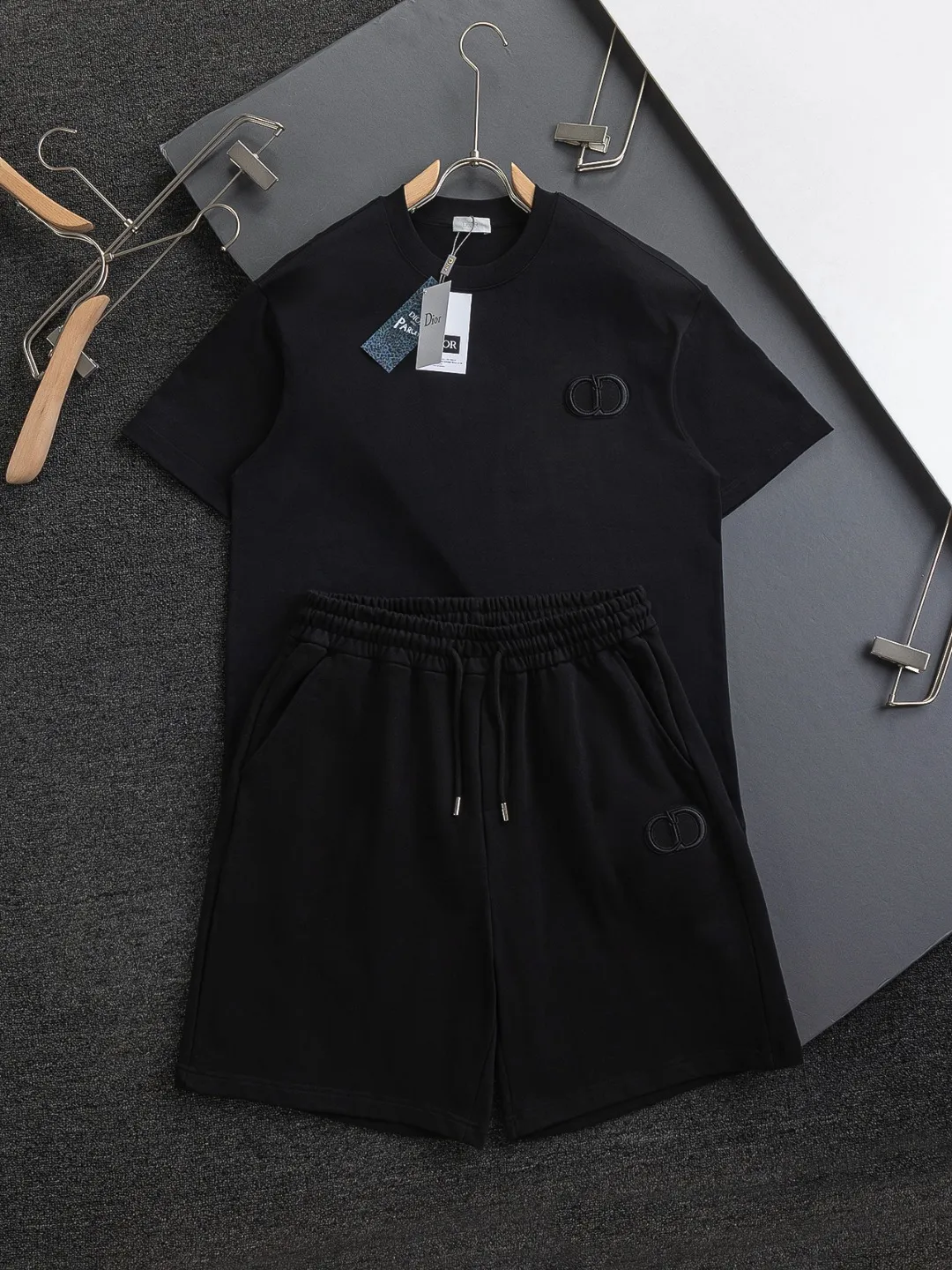 🅿️370 Dior CD micro-wide version S-XL (suit) CD 25SS New product official website for sale at the same time Simple CD letter short-sleeved shorts on the front 🪡 Embroidered logo pattern Back pocket As the leader in the luxury world, the D family is well-deserved. The first thing that catches the eye is the loose and comfortable three-color solid color black, white and blue. The ribbed short-sleeved shorts have become the best modification of the style, and the D family has the upper and lower body LOGOs listed on the chest. It also has a unique letter logo patch embroidery design, which highlights the texture! The most traditional modification method combined with the simplest color scale contrast forms the strongest and direct contrast, and this is often the most concise and clear minimalist modification method~~A nostalgic classic atmosphere also spreads in this work inadvertently! ! Featuring a distinctive 47 logo patch embroidery on the front, a unique tribute to Dior's historic year! Coupled with the blessing of cotton material, both the upper body comfort and the existence are unparalleled. It can be said to be a must-have companion in summer. The excellent breathability and comfortable wearing feeling are unparalleled~ Recommended! ! Color: Black White White + Blue Black + Blue Size Chart: S: Shoulder Width 45.5-Bust 52-Length 70 M: Shoulder Width 47-Bust 54-Length 72 L: Shoulder Width 48.5-Bust 56-Length 74 XL: Shoulder Width 50-Bust 58-Length 76 Pants Size: S-XL Size Chart: S: Sitting circumference 58 - Waist circumference 54 - Trouser length 43.5 M: Sitting circumference 60 - Waist circumference 56.5 - Trouser length 45 L: Sitting circumference 62 - Waist circumference 59 - Trouser length 46.5 XL: Sitting circumference 64 - Waist circumference 61.5 - Trouser length 48