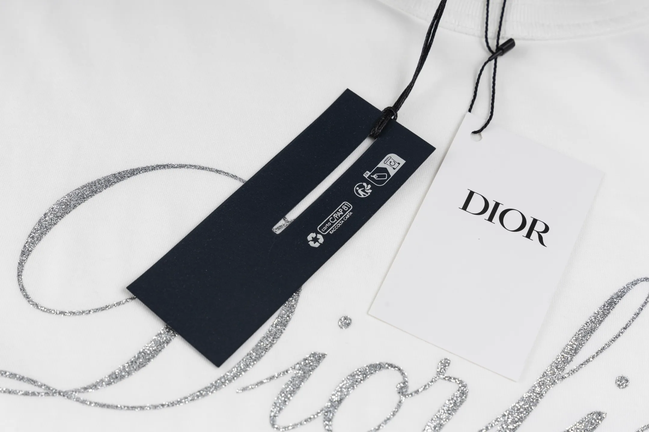 🅿️270 [Exclusive supply] CD flash letter printed short sleeves. The fabric is made of 24S 185g special woven compact cotton fabric. The rib is made of 32S 300g double yarn rib. New for the 2025 Winter Men's Collection, this T-shirt is decorated with a Dior Love glitter print inspired by the archives as a tribute to the legacy. Crafted from white cotton jersey with a ribbed crew neck. The regular fit pairs easily with a variety of trousers and work jeans. It is woven with 24-count special compact cotton yarn. The weaving process requires high standards and requires the use of advanced looms and high-quality raw materials. Specially woven compact cotton has many advantages, such as softness and comfort, good breathability, strong wrinkle resistance, good durability, etc.; it has a tighter, softer and more delicate texture and feel. Interpretation of the silicone oil shiny silver printing process, a special printing process that combines the feel of silicone oil with the visual effect of metal particles and gold sand, and achieves gradient, three-dimensional or flashing effects through multi-color overprinting technology. Size:XS-S-M-L