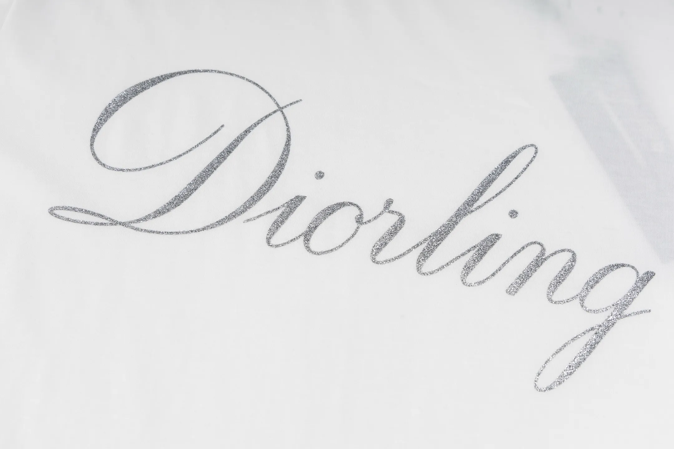 🅿️270 [Exclusive supply] CD flash letter printed short sleeves. The fabric is made of 24S 185g special woven compact cotton fabric. The rib is made of 32S 300g double yarn rib. New for the 2025 Winter Men's Collection, this T-shirt is decorated with a Dior Love glitter print inspired by the archives as a tribute to the legacy. Crafted from white cotton jersey with a ribbed crew neck. The regular fit pairs easily with a variety of trousers and work jeans. It is woven with 24-count special compact cotton yarn. The weaving process requires high standards and requires the use of advanced looms and high-quality raw materials. Specially woven compact cotton has many advantages, such as softness and comfort, good breathability, strong wrinkle resistance, good durability, etc.; it has a tighter, softer and more delicate texture and feel. Interpretation of the silicone oil shiny silver printing process, a special printing process that combines the feel of silicone oil with the visual effect of metal particles and gold sand, and achieves gradient, three-dimensional or flashing effects through multi-color overprinting technology. Size:XS-S-M-L