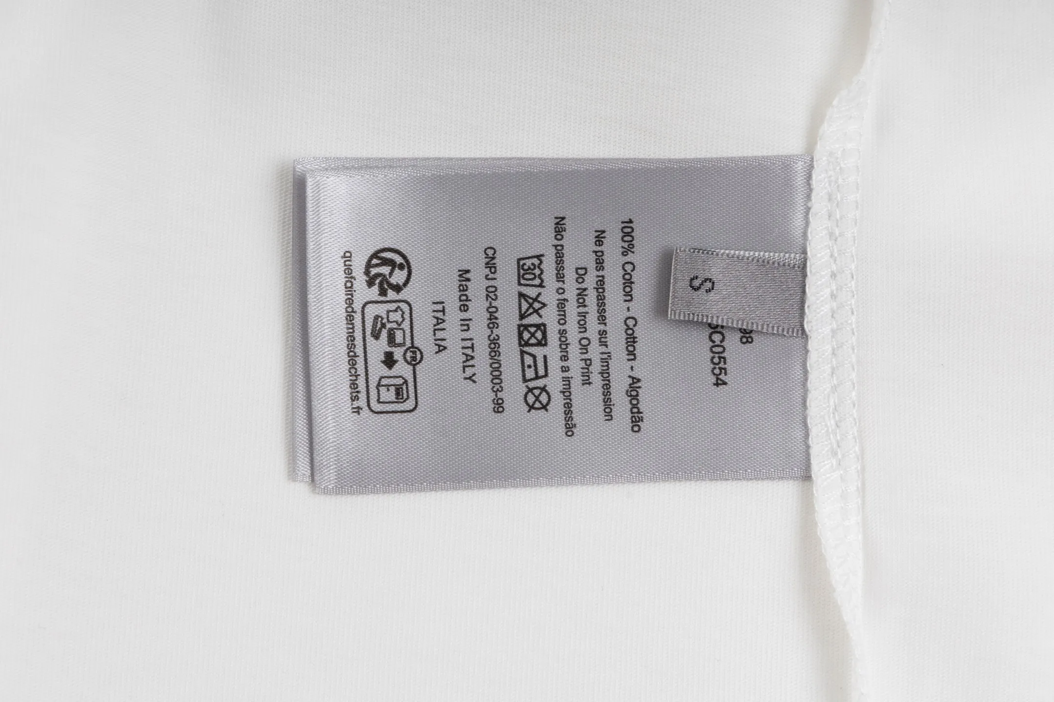 🅿️270 [Exclusive supply] CD flash letter printed short sleeves. The fabric is made of 24S 185g special woven compact cotton fabric. The rib is made of 32S 300g double yarn rib. New for the 2025 Winter Men's Collection, this T-shirt is decorated with a Dior Love glitter print inspired by the archives as a tribute to the legacy. Crafted from white cotton jersey with a ribbed crew neck. The regular fit pairs easily with a variety of trousers and work jeans. It is woven with 24-count special compact cotton yarn. The weaving process requires high standards and requires the use of advanced looms and high-quality raw materials. Specially woven compact cotton has many advantages, such as softness and comfort, good breathability, strong wrinkle resistance, good durability, etc.; it has a tighter, softer and more delicate texture and feel. Interpretation of the silicone oil shiny silver printing process, a special printing process that combines the feel of silicone oil with the visual effect of metal particles and gold sand, and achieves gradient, three-dimensional or flashing effects through multi-color overprinting technology. Size:XS-S-M-L