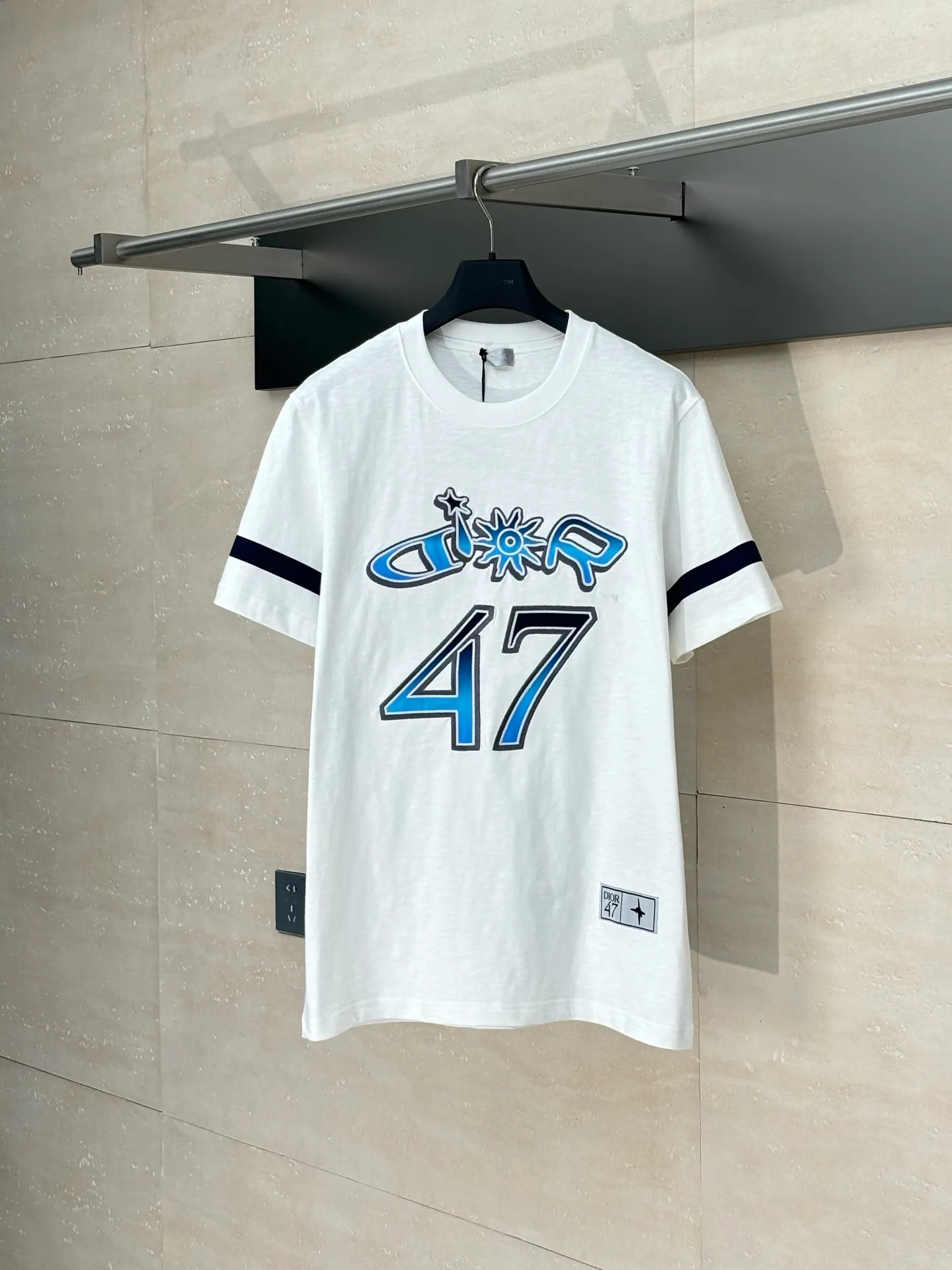 🅿️290 Dio*/Dior 25SS new gradient color embroidered Hamilton joint short-sleeved T-shirt is carefully made of white cotton slub jersey fabric. It is decorated with a multi-color joint series logo on the chest, reinterpreting the logo in a graphic style, and the number 47 is a tribute to the historic year. Featuring a sporty silhouette, it can be worn with or oversized.  Size：S/M/L/XL