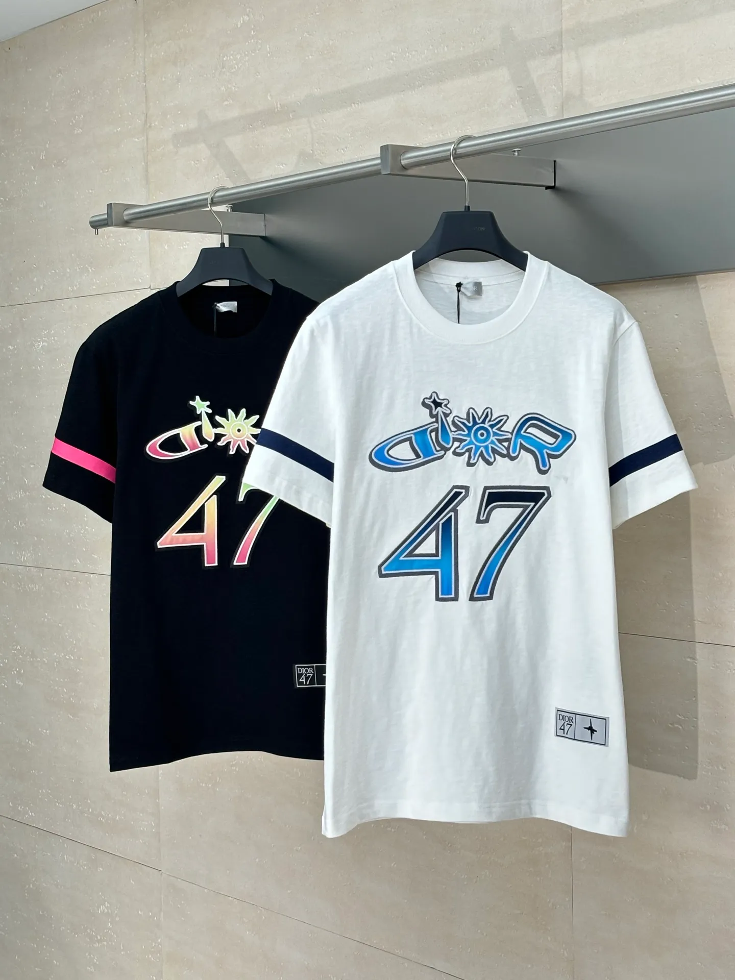 🅿️290 Dio*/Dior 25SS new gradient color embroidered Hamilton joint short-sleeved T-shirt is carefully made of white cotton slub jersey fabric. It is decorated with a multi-color joint series logo on the chest, reinterpreting the logo in a graphic style, and the number 47 is a tribute to the historic year. Featuring a sporty silhouette, it can be worn with or oversized.  Size：S/M/L/XL