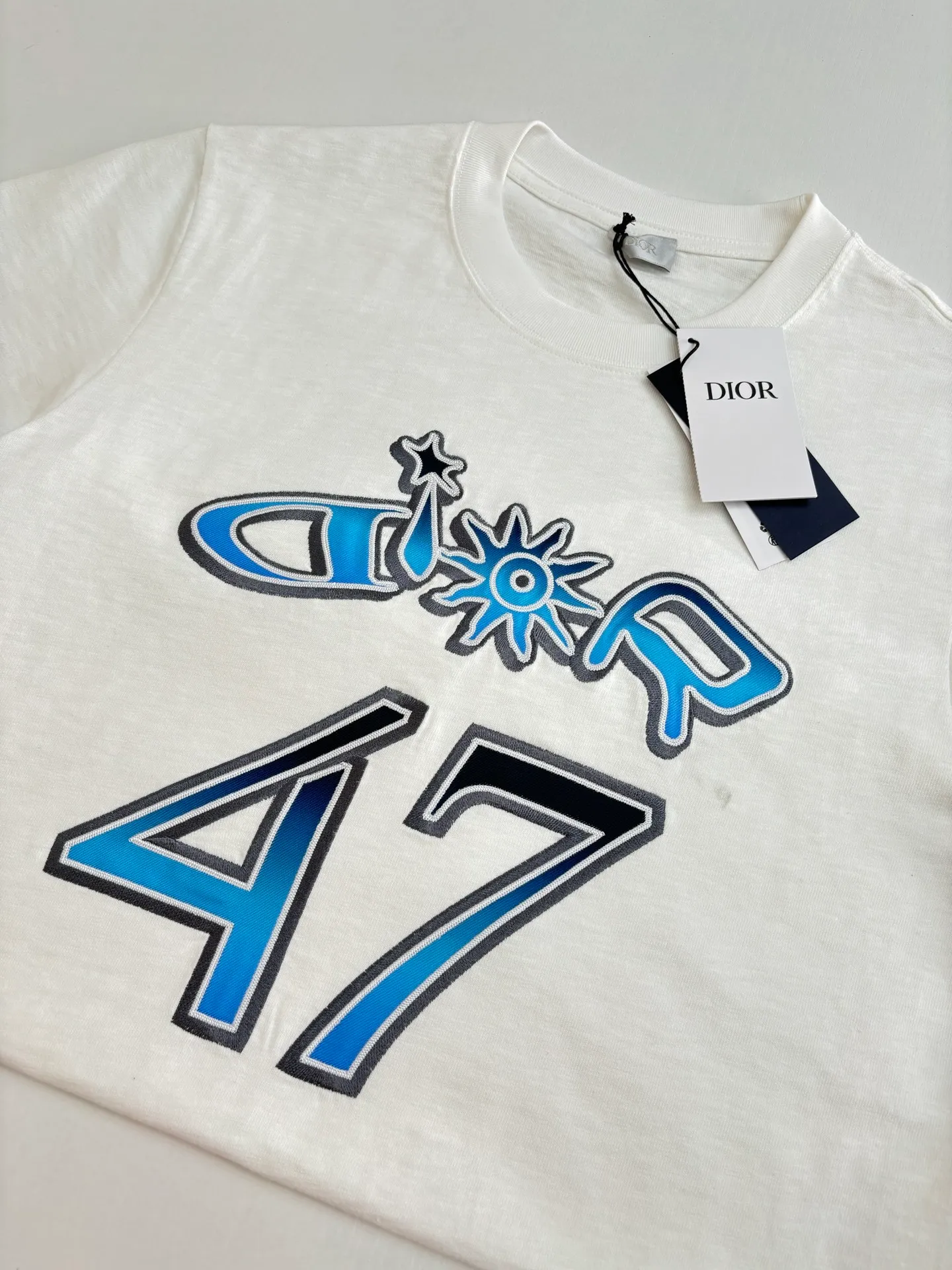 🅿️290 Dio*/Dior 25SS new gradient color embroidered Hamilton joint short-sleeved T-shirt is carefully made of white cotton slub jersey fabric. It is decorated with a multi-color joint series logo on the chest, reinterpreting the logo in a graphic style, and the number 47 is a tribute to the historic year. Featuring a sporty silhouette, it can be worn with or oversized.  Size：S/M/L/XL
