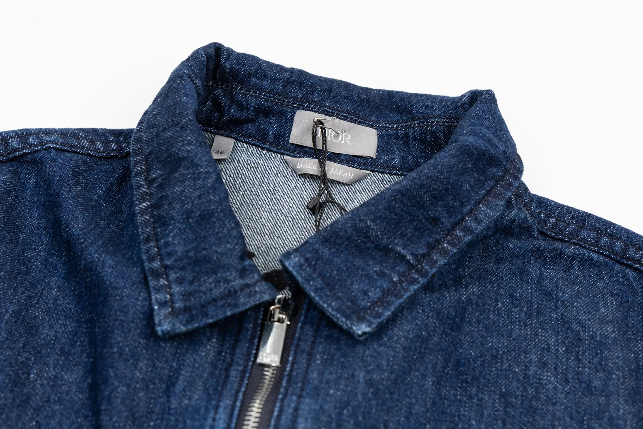 🅿️600 CD 26SS 1947 letter embroidered denim jacket. This jacket shirt is a new product of the 2026 spring men's wear series. It is decorated with multi-color patches, showing the alpine spirit and the classic logo of high-end style inspired by CD archives. Crafted from blue cotton denim for a lightweight feel, it features embroidery on the chest pocket and back. It features a front zipper closure and can be paired with the matching jeans for a sophisticated look. Using high-count cotton denim, through weight reduction textile technology and special washing treatment, while retaining the twill texture and denim durability, the fabric weight has been successfully reduced to the ideal state. The finished product has a cloud-like soft and waxy feel and excellent drape, which subverts the heavy impression of denim. The three-dimensional layering is created through patch pocket technology with a strong hand-feel, and delicate letter outlines are constructed on the chest and back using contrasting embroidery threads and three-dimensional embroidery techniques. The stitch density has been carefully calculated to ensure that the pattern still maintains a high-definition level of clarity despite the rough texture of the denim. The overall structure adopts a jacket-like shirt structure, with precision toothed chain and pull tab design as the opening and closing design, taking into account smooth operation experience and windproof performance. Functional details such as chest patch pockets inside and outside continue the pragmatic logic, and all seam interfaces are secondary reinforced to meet the durability needs of outdoor scenes while maintaining the contours. Size:44-46-48-50