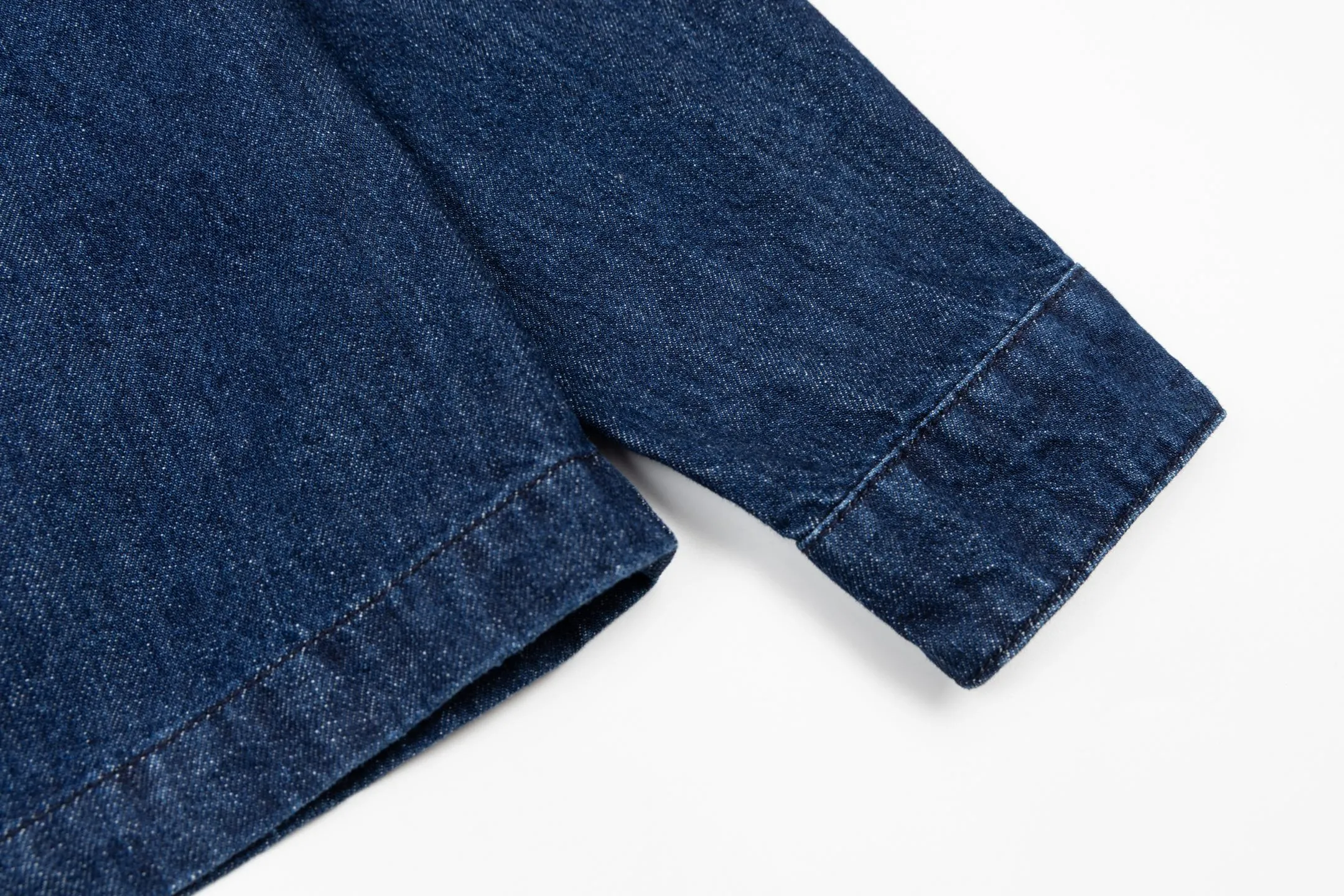 🅿️600 CD 26SS 1947 letter embroidered denim jacket. This jacket shirt is a new product of the 2026 spring men's wear series. It is decorated with multi-color patches, showing the alpine spirit and the classic logo of high-end style inspired by CD archives. Crafted from blue cotton denim for a lightweight feel, it features embroidery on the chest pocket and back. It features a front zipper closure and can be paired with the matching jeans for a sophisticated look. Using high-count cotton denim, through weight reduction textile technology and special washing treatment, while retaining the twill texture and denim durability, the fabric weight has been successfully reduced to the ideal state. The finished product has a cloud-like soft and waxy feel and excellent drape, which subverts the heavy impression of denim. The three-dimensional layering is created through patch pocket technology with a strong hand-feel, and delicate letter outlines are constructed on the chest and back using contrasting embroidery threads and three-dimensional embroidery techniques. The stitch density has been carefully calculated to ensure that the pattern still maintains a high-definition level of clarity despite the rough texture of the denim. The overall structure adopts a jacket-like shirt structure, with precision toothed chain and pull tab design as the opening and closing design, taking into account smooth operation experience and windproof performance. Functional details such as chest patch pockets inside and outside continue the pragmatic logic, and all seam interfaces are secondary reinforced to meet the durability needs of outdoor scenes while maintaining the contours. Size:44-46-48-50